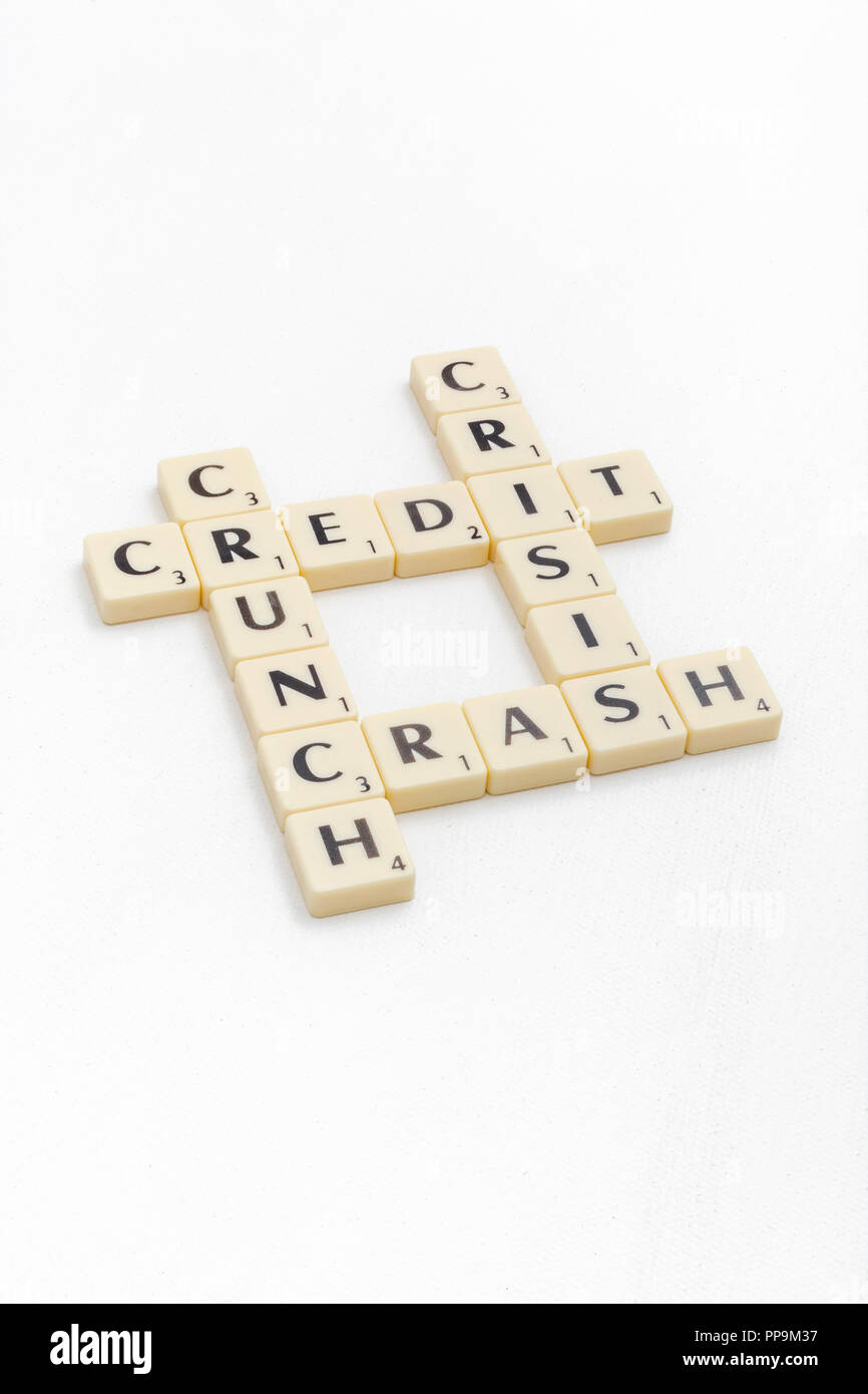 Tessere di lettera che ortografia verso l'esterno gli aspetti delle finanze personali / gestione finanziaria, crisi finanziaria, spese correnti, debiti di prestito, collasso della banca di SVB. Foto Stock