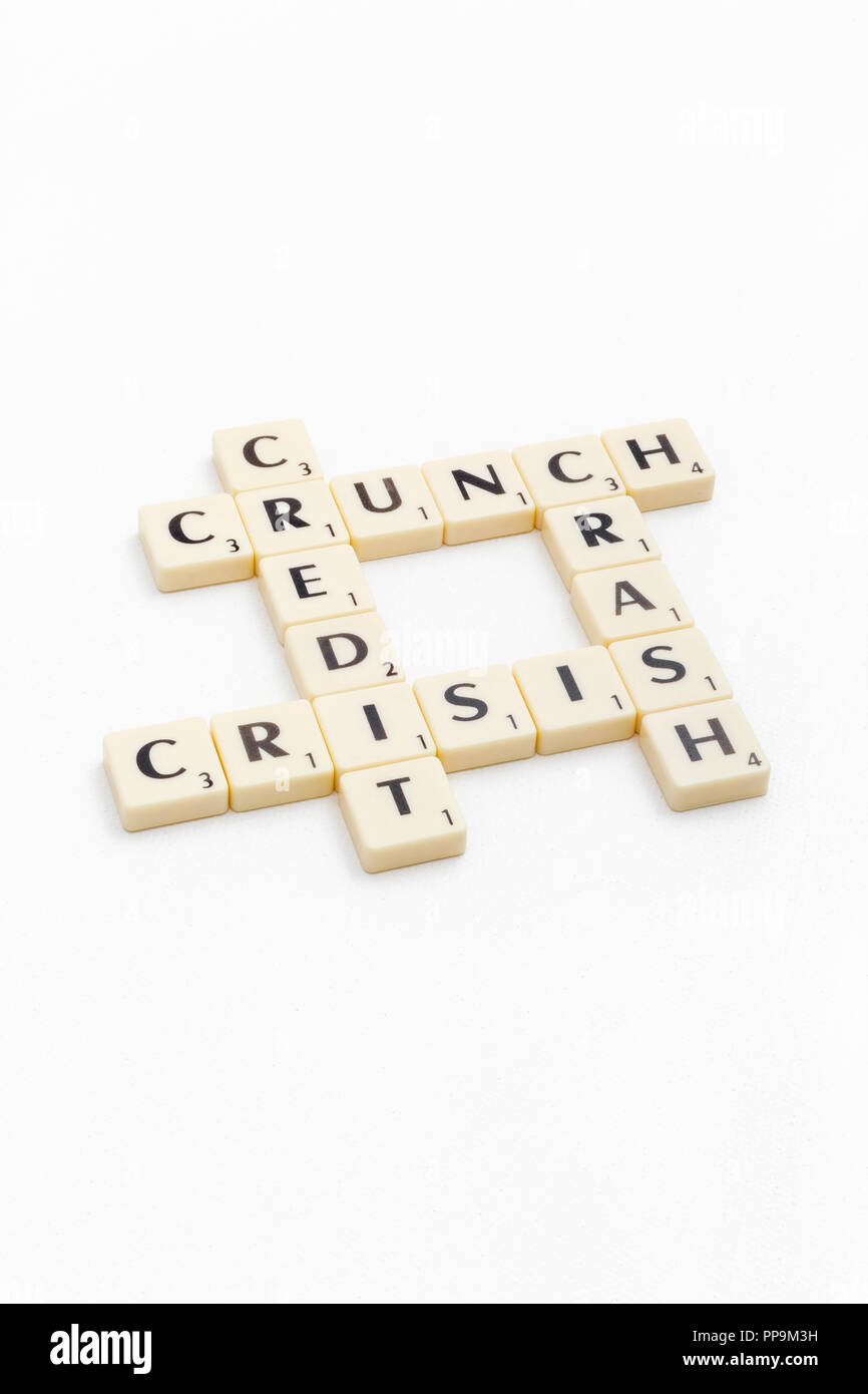 Tessere di lettera che ortografia verso l'esterno gli aspetti delle finanze personali / gestione finanziaria, crisi finanziaria, spese correnti, debiti di prestito, collasso della banca di SVB. Foto Stock