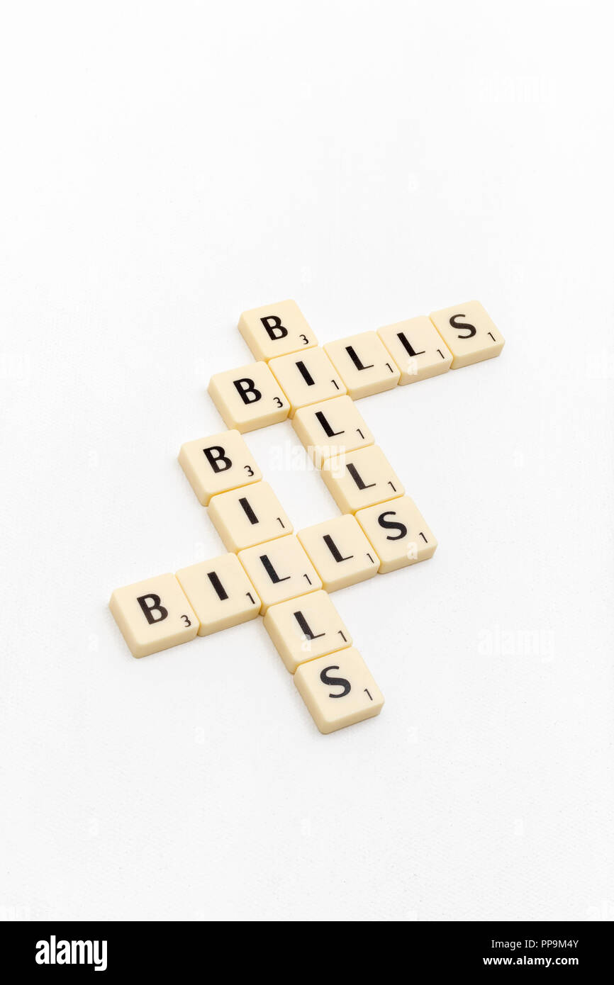 Lettera di piastrelle di precisare gli aspetti delle finanze personali / gestione finanziaria, crisi finanziaria, corre su fatture, debiti etc. Foto Stock