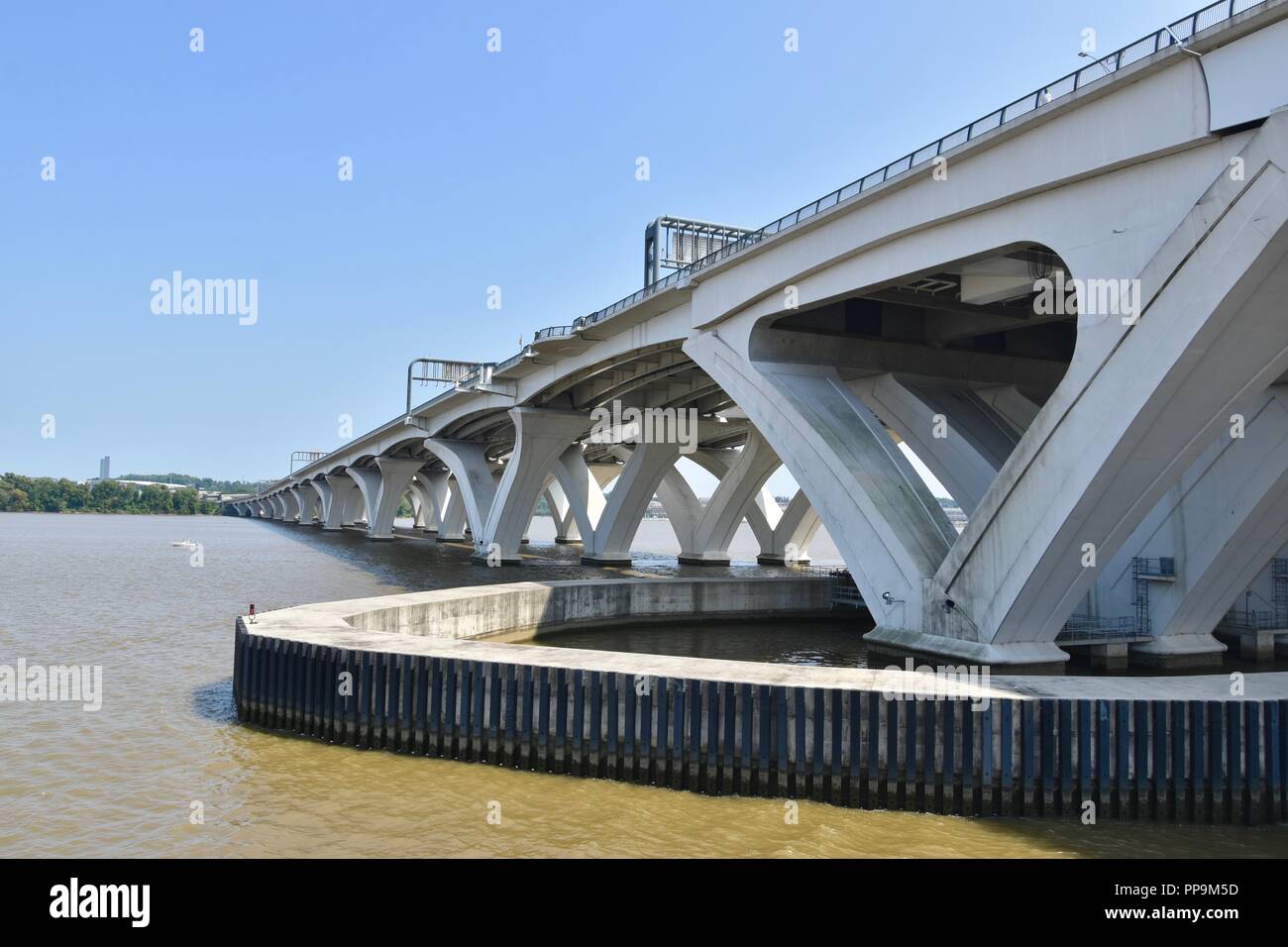 Capital Beltway Woodrow Wilson Memorial ponte che attraversa il fiume Potomac, appena a sud di Washington D.C. tra Maryland e Virginia, Stati Uniti d'America Foto Stock