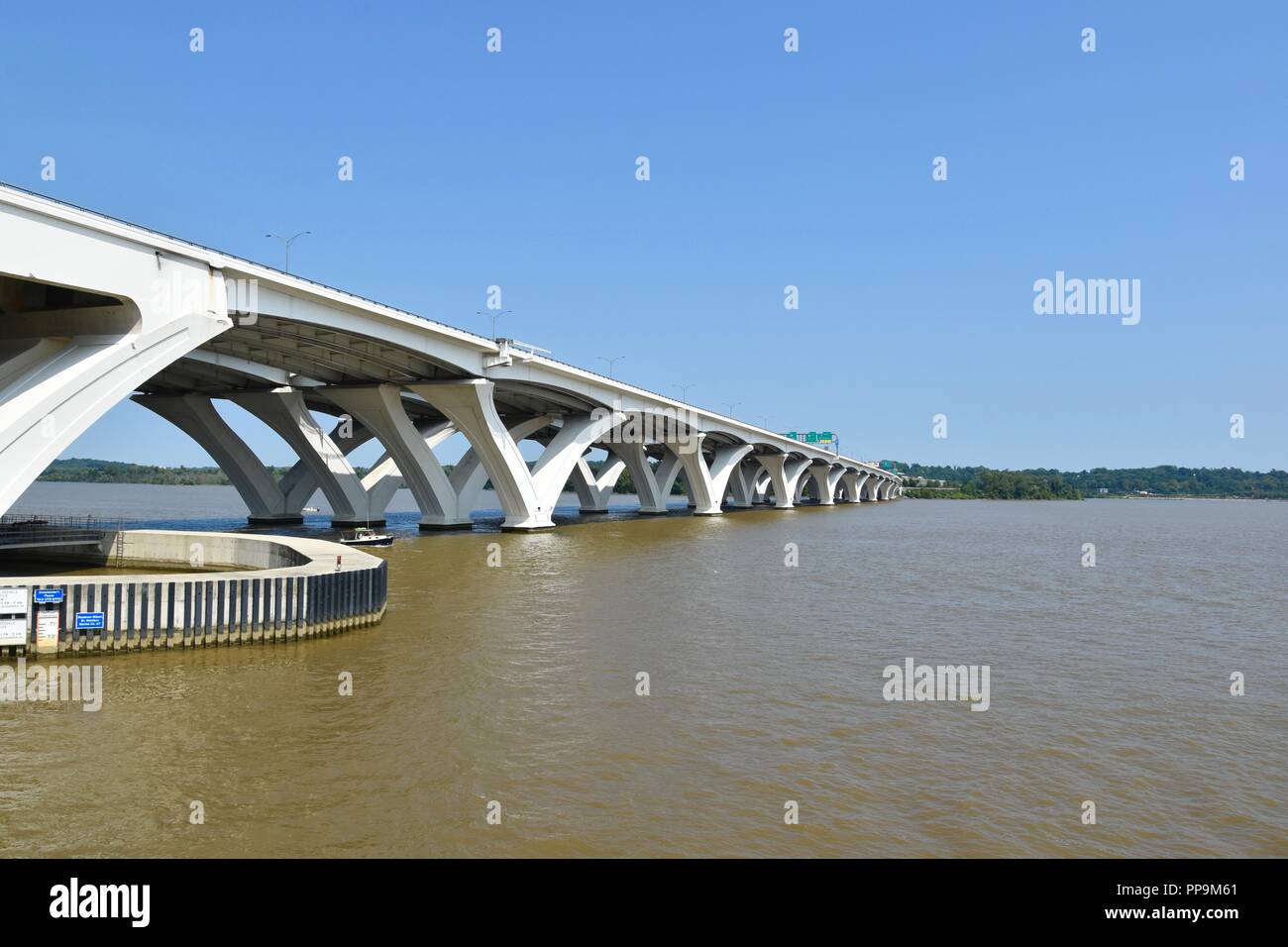 Capital Beltway Woodrow Wilson Memorial ponte che attraversa il fiume Potomac, appena a sud di Washington D.C. tra Maryland e Virginia, Stati Uniti d'America Foto Stock