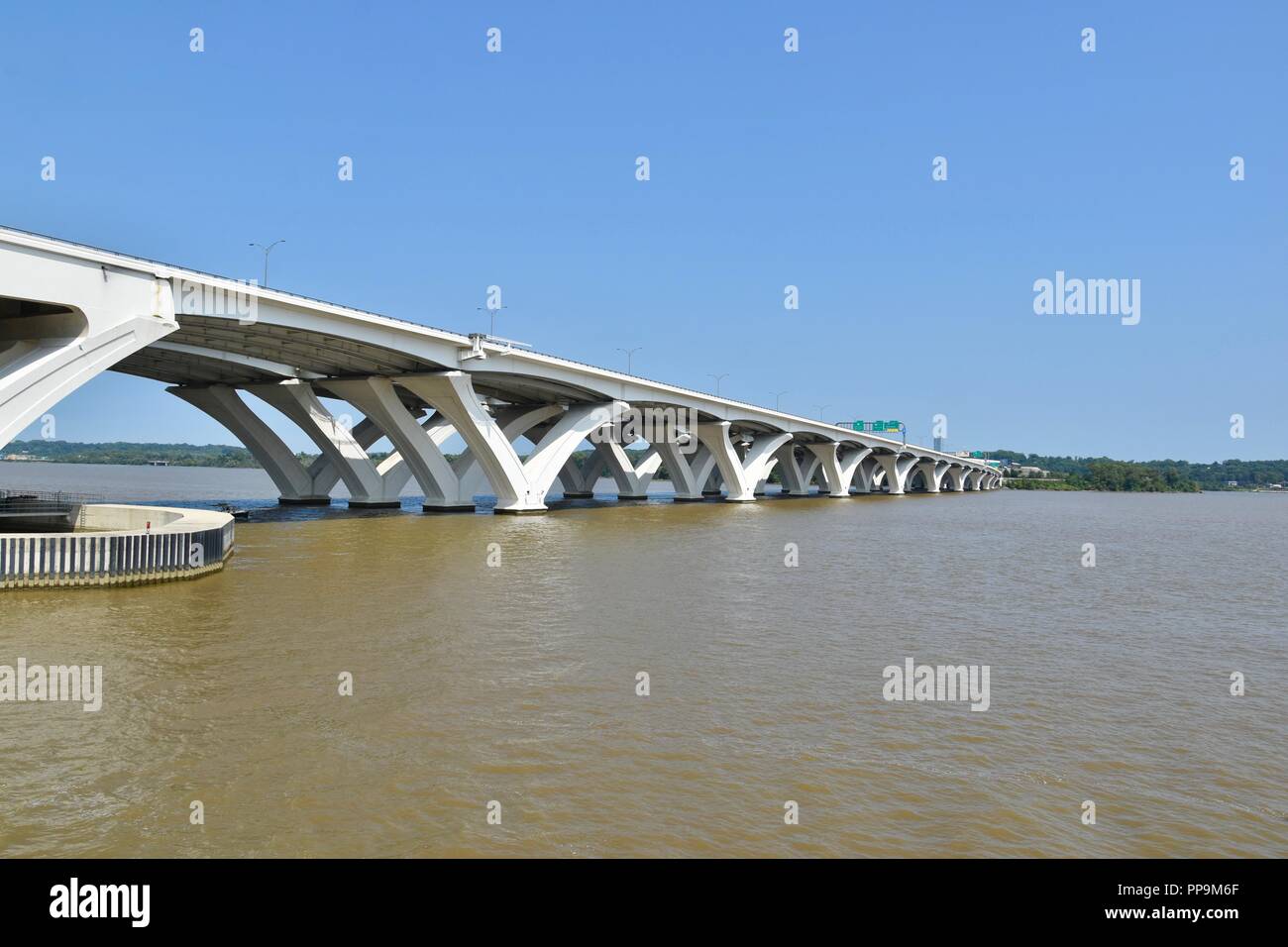 Capital Beltway Woodrow Wilson Memorial ponte che attraversa il fiume Potomac, appena a sud di Washington D.C. tra Maryland e Virginia, Stati Uniti d'America Foto Stock