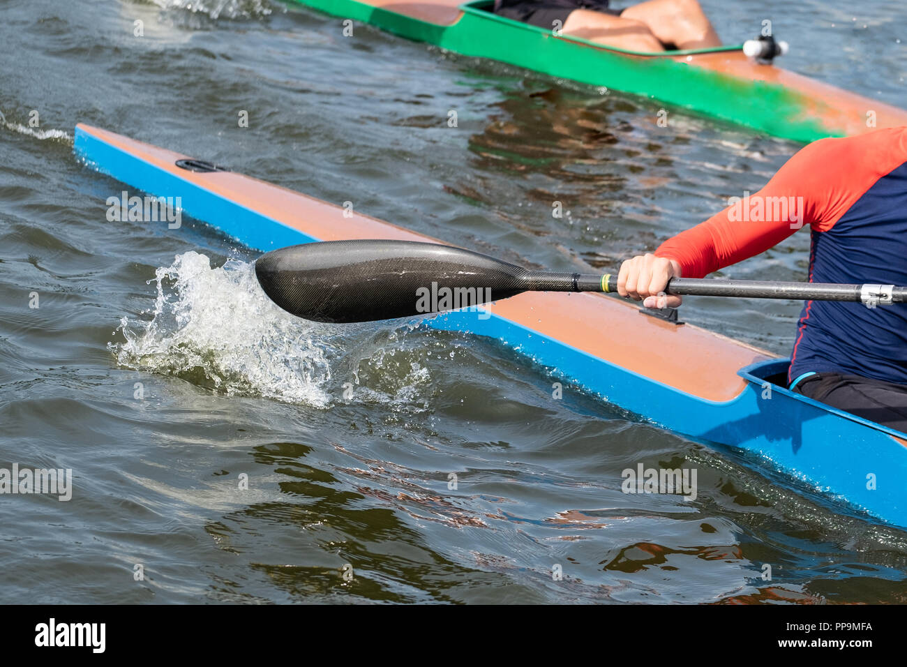 Foto di una parte di un kayak con una pagaia e un vogatore Foto stock -  Alamy