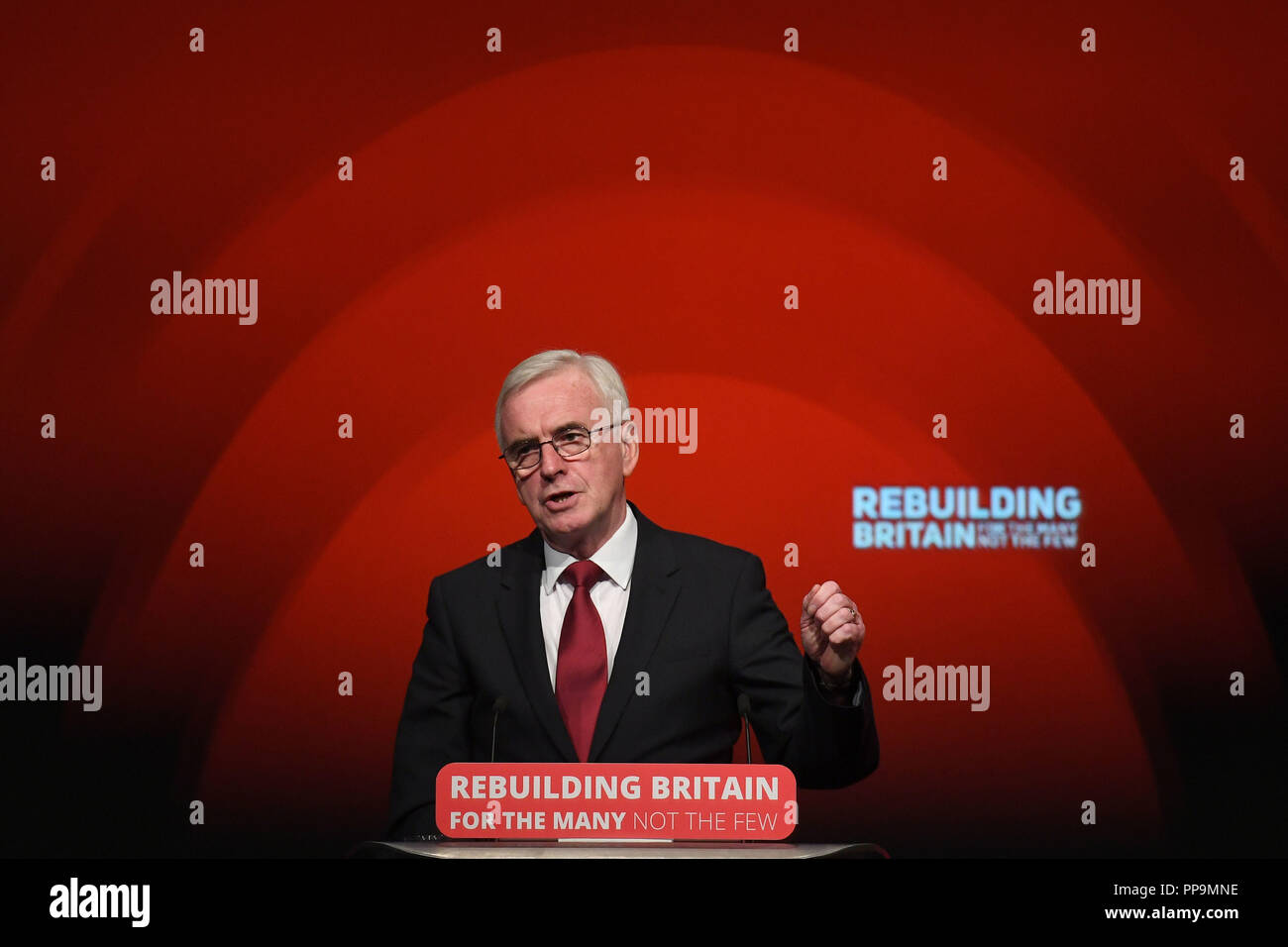Ombra il Cancelliere dello scacchiere britannico John McDonnell parlando all'del partito laburista della conferenza annuale presso l'Arena e dal Centro Congressi (ACC), in Liverpool. Foto Stock