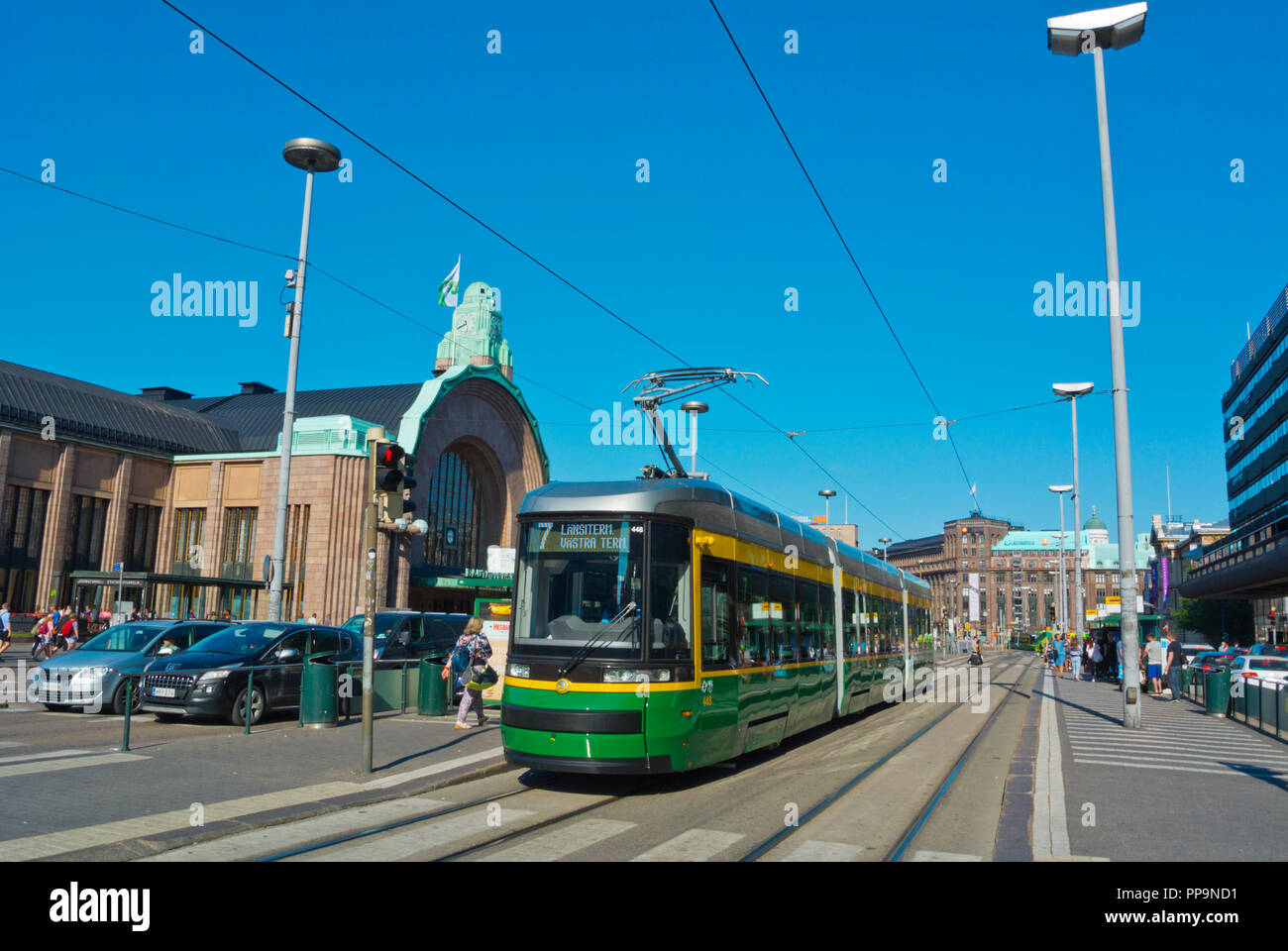 Tram 7, di fronte la stazione ferroviaria centrale, Kaivokatu, Helsinki, Finlandia Foto Stock