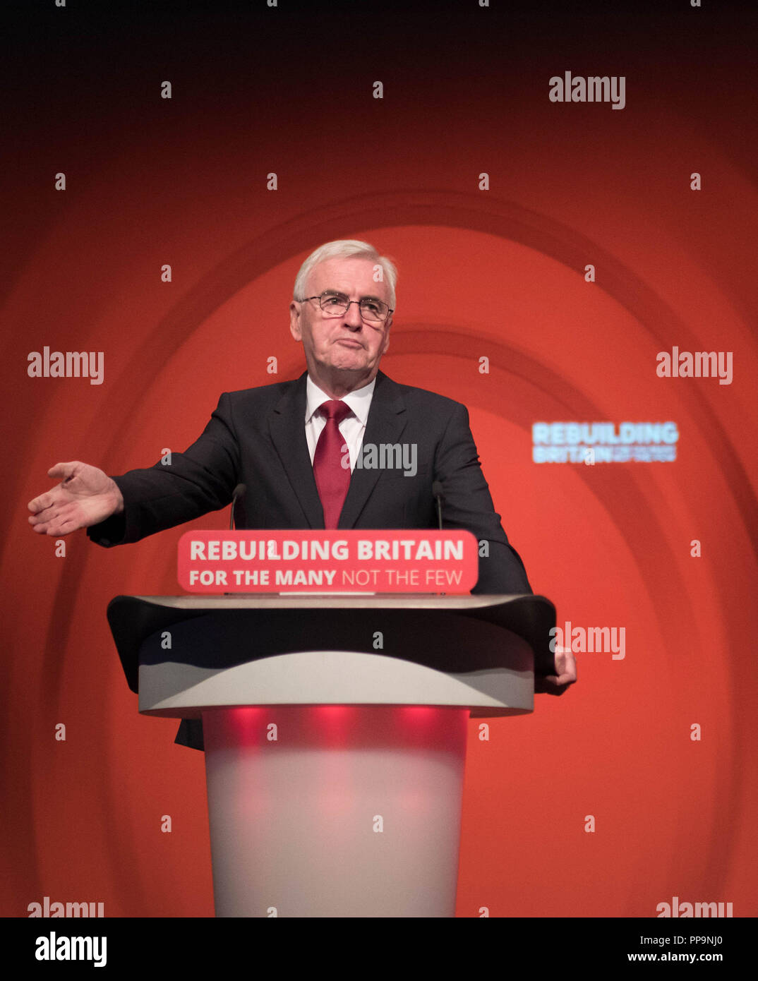 Ombra il Cancelliere dello scacchiere britannico John McDonnell parlando all'del partito laburista della conferenza annuale presso l'Arena e dal Centro Congressi (ACC), in Liverpool. Foto Stock