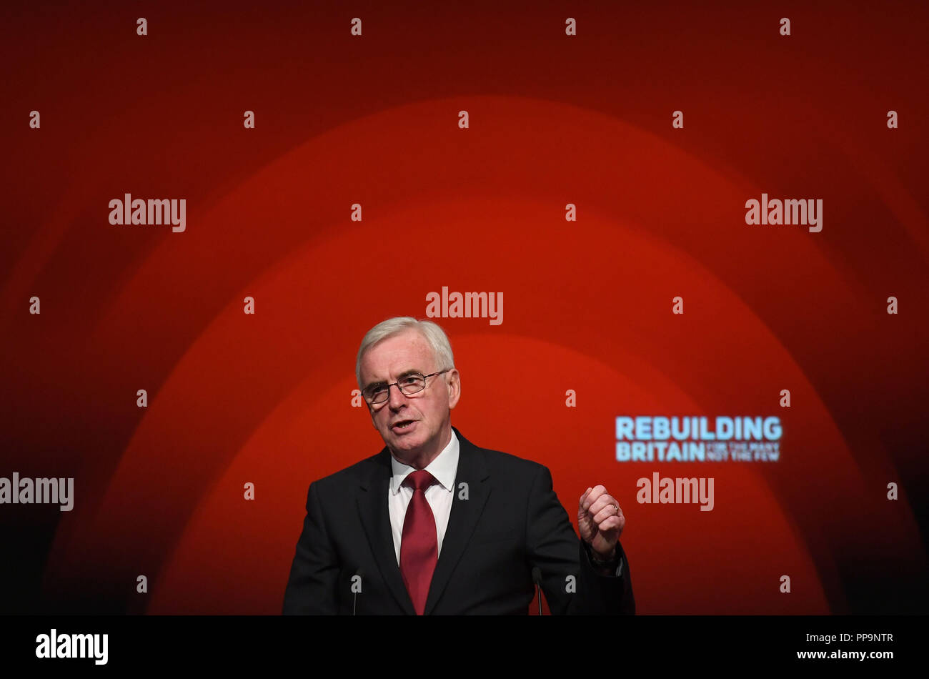 Ombra il Cancelliere dello scacchiere britannico John McDonnell parlando all'del partito laburista della conferenza annuale presso l'Arena e dal Centro Congressi (ACC), in Liverpool. Foto Stock
