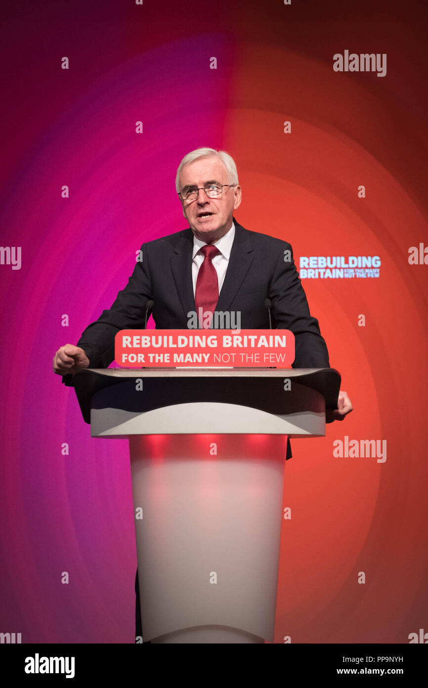Ombra il Cancelliere dello scacchiere britannico John McDonnell parlando all'del partito laburista della conferenza annuale presso l'Arena e dal Centro Congressi (ACC), in Liverpool. Foto Stock
