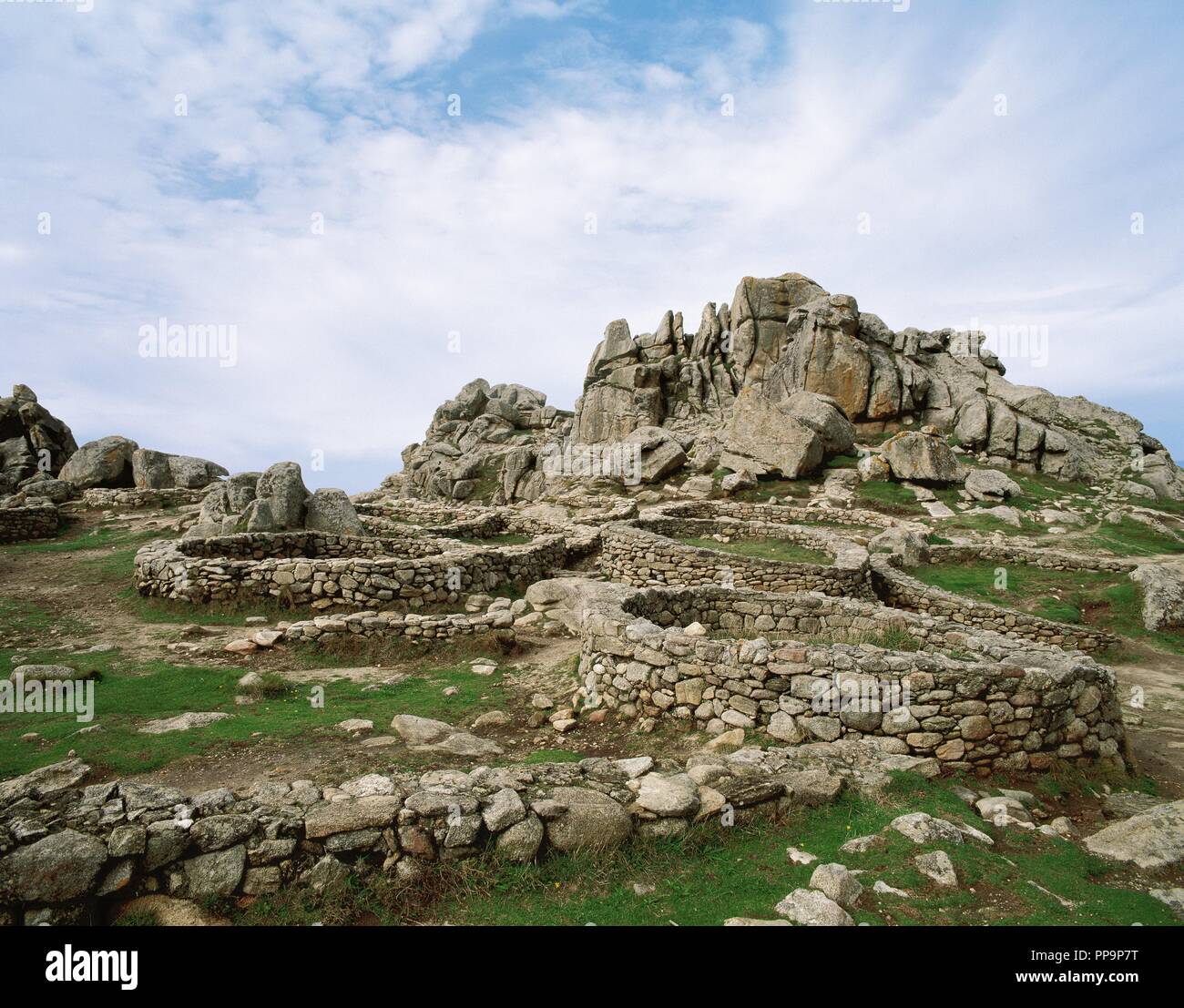 Spagna. Periodo celtico. La cultura di Castri e fortezze. Castro di Barona. Vista delle pareti concentriche che formano i recinti fortificati di forma circolare. La Galizia. Foto Stock