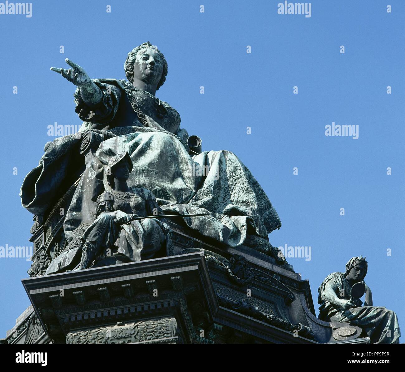 Maria Theresa (1717-1780). Imperatrice del Sacro Romano Impero. Statua di Maria Theresia monumento. Da scultore tedesco Kaspar von Zumbusch, 1888. Vienna. Austria. Foto Stock