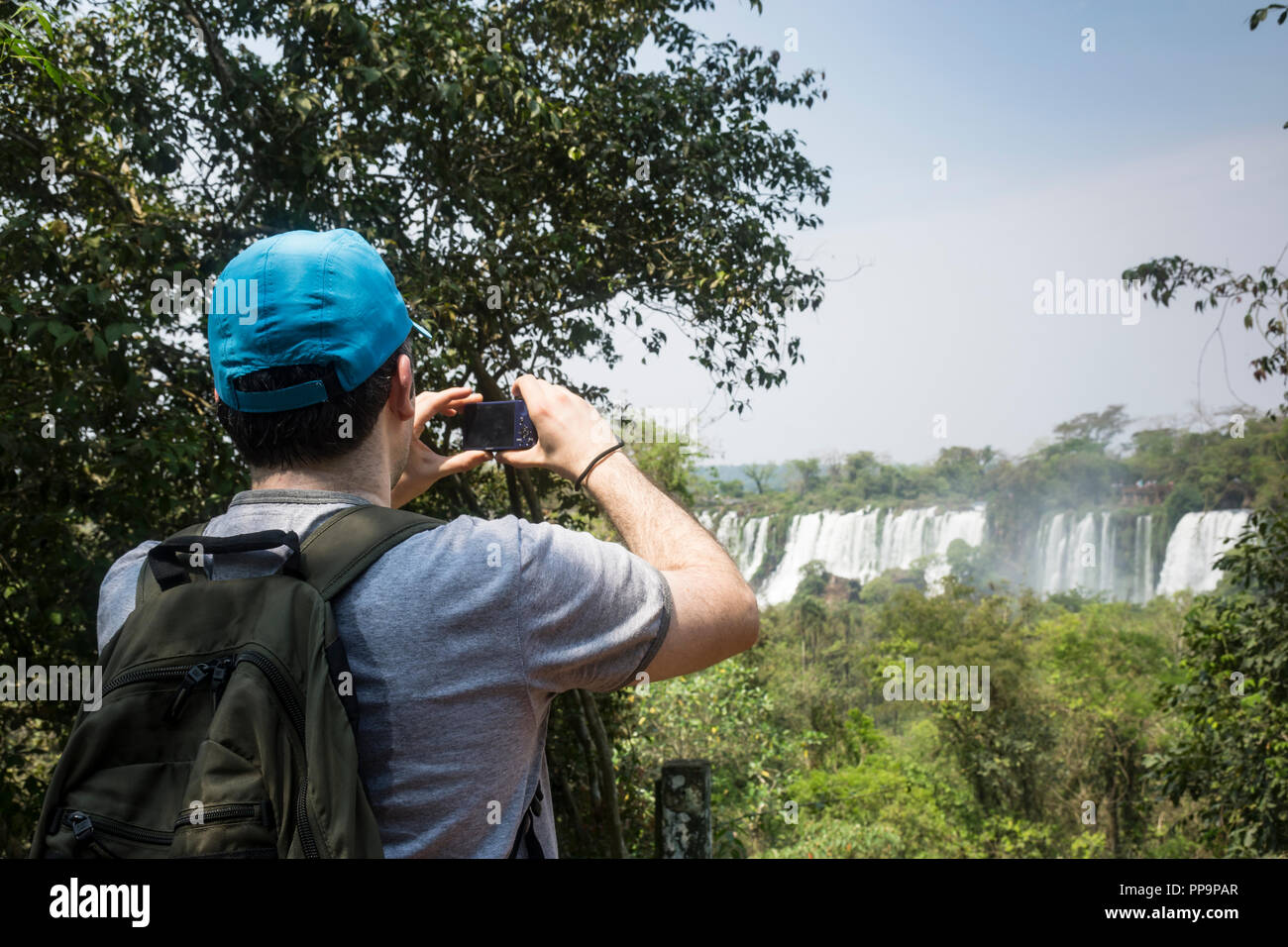 Un turista di scattare una foto di Iguazu Falls, Parco Nazionale di Iguazu, Argentina, Sud America Foto Stock