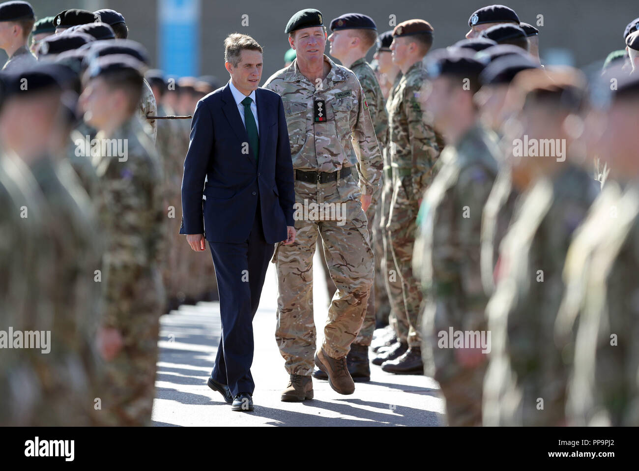 Il Segretario della Difesa Gavin Williamson (a sinistra) e il colonnello Jason Williams, Comandante Armor Center durante un'ispezione delle file, dopo che il campione della Doppia Olimpica Dame Kelly Holmes DBE è stato nominato Colonnello Onorario del Regiment di addestramento del corpo corazzato reale (RACTR) nella casa del reggimento a Bovington, Dorset. Foto Stock