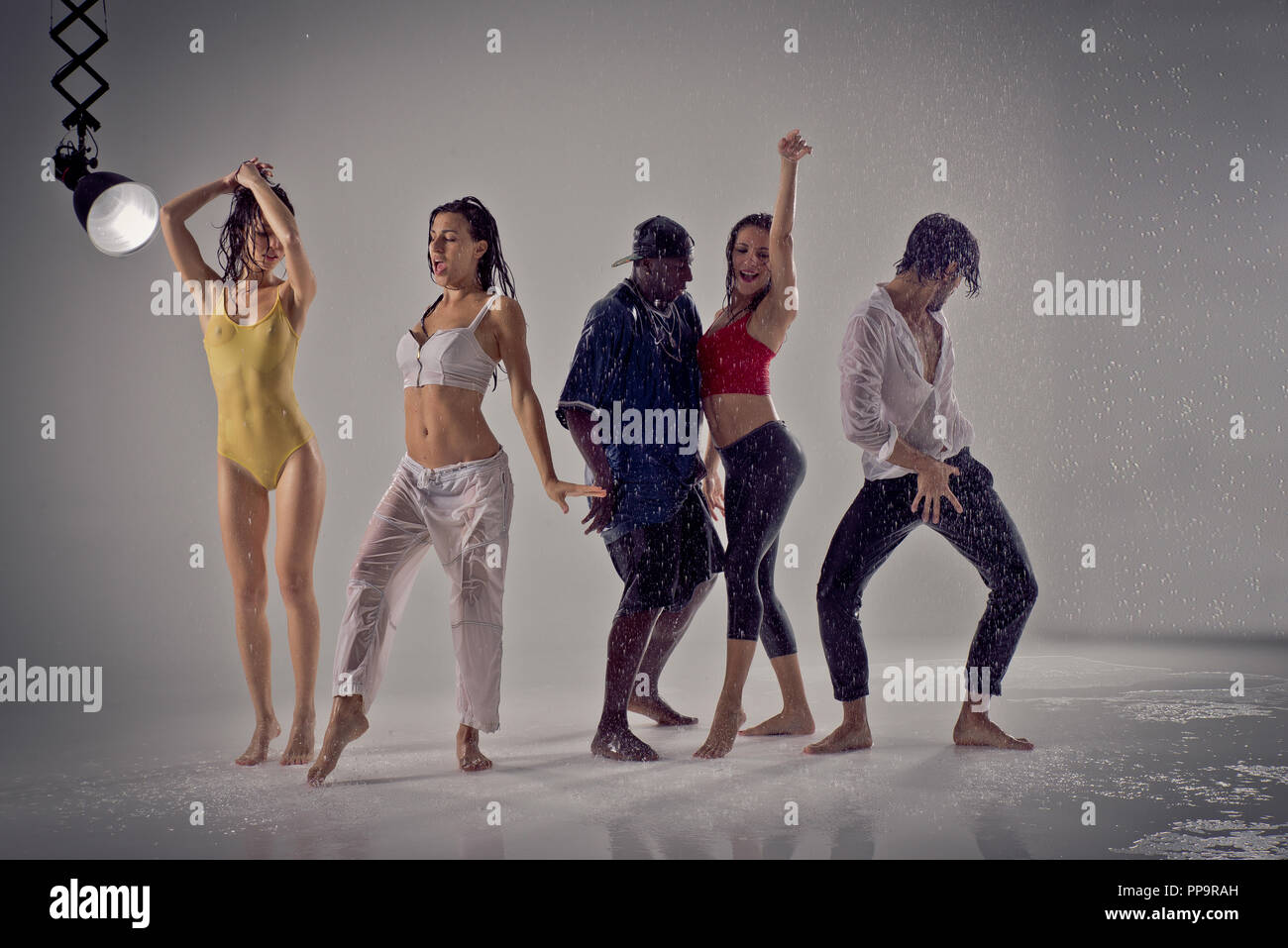 Gruppo Di Ballerini Danzare Sotto La Pioggia Foto Stock Alamy