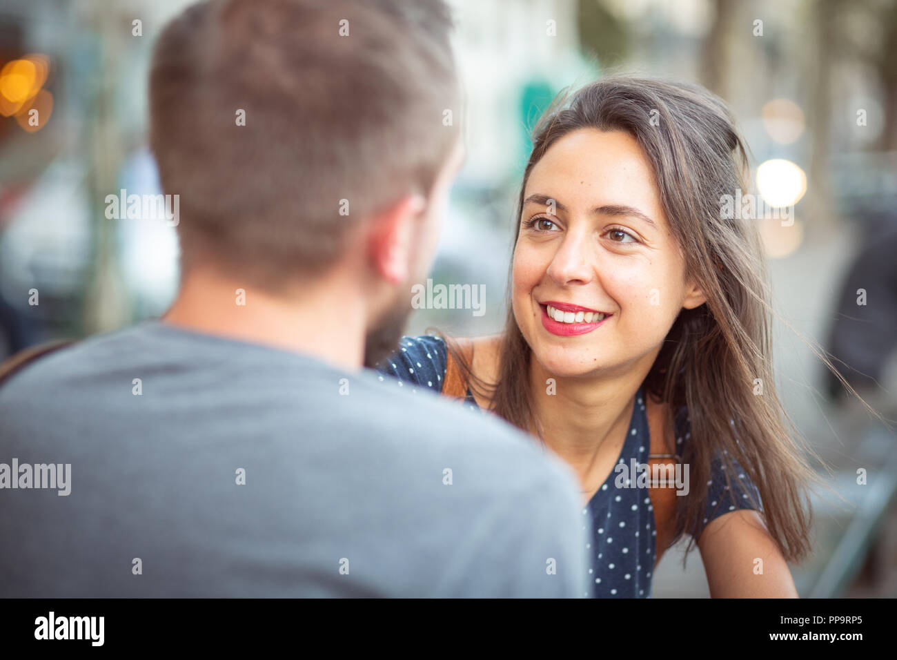 Coppia avente una conversazione in città Foto Stock