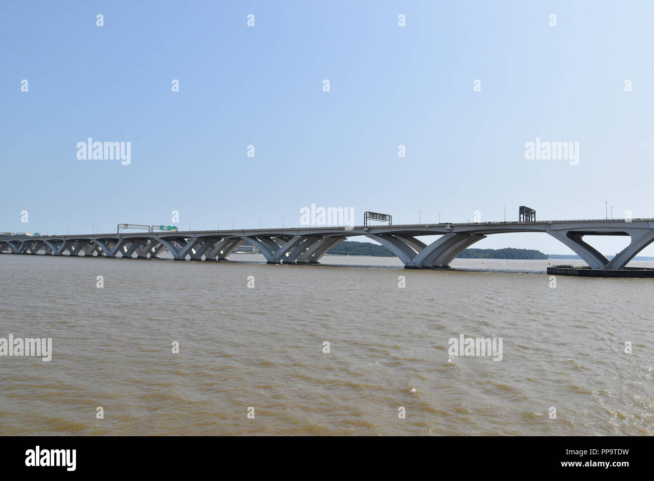 Capital Beltway Woodrow Wilson Memorial ponte che attraversa il fiume Potomac, appena a sud di Washington D.C. tra Maryland e Virginia, Stati Uniti d'America Foto Stock
