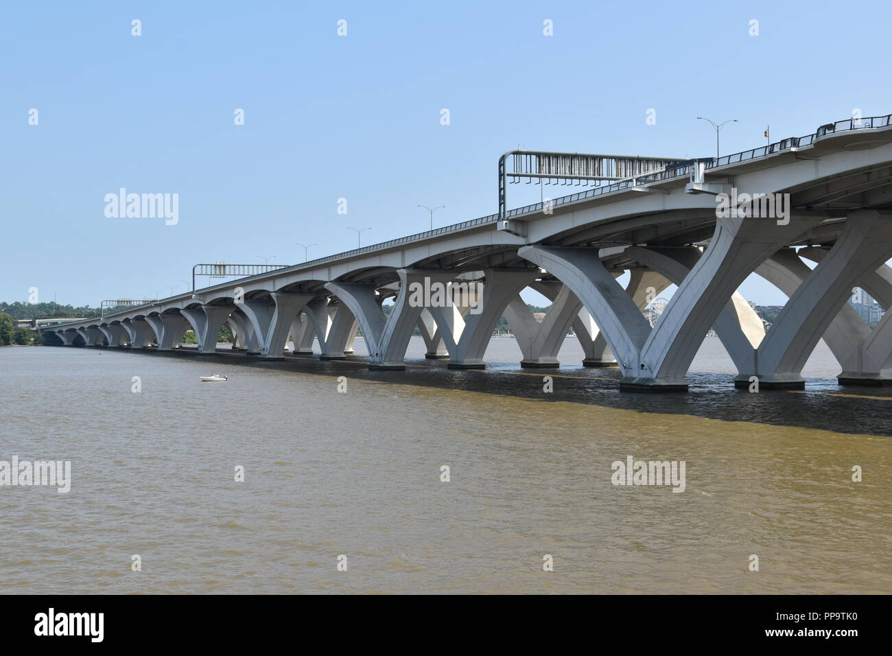 Capital Beltway Woodrow Wilson Memorial ponte che attraversa il fiume Potomac, appena a sud di Washington D.C. tra Maryland e Virginia, Stati Uniti d'America Foto Stock