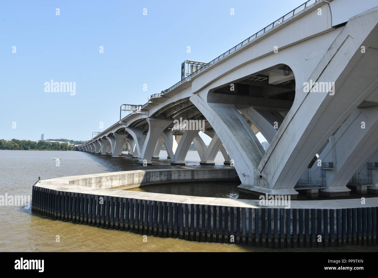 Capital Beltway Woodrow Wilson Memorial ponte che attraversa il fiume Potomac, appena a sud di Washington D.C. tra Maryland e Virginia, Stati Uniti d'America Foto Stock