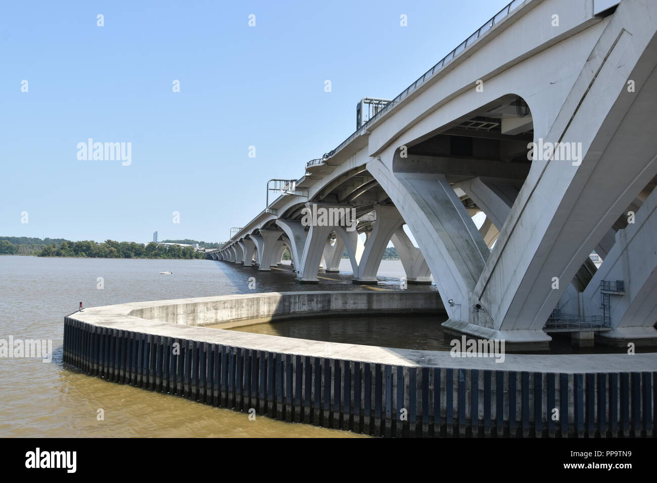 Capital Beltway Woodrow Wilson Memorial ponte che attraversa il fiume Potomac, appena a sud di Washington D.C. tra Maryland e Virginia, Stati Uniti d'America Foto Stock