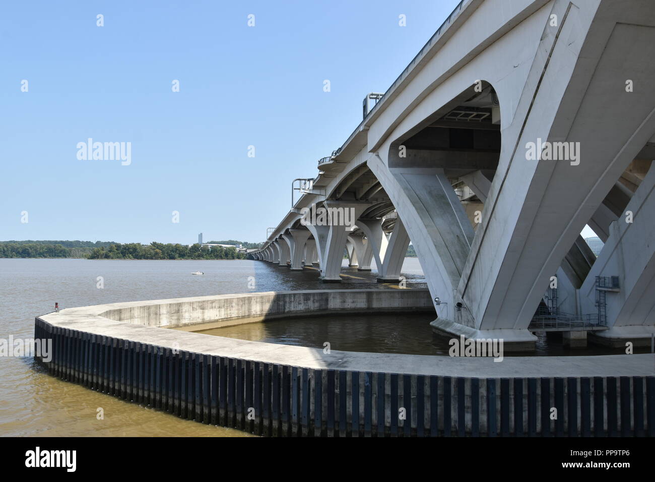 Capital Beltway Woodrow Wilson Memorial ponte che attraversa il fiume Potomac, appena a sud di Washington D.C. tra Maryland e Virginia, Stati Uniti d'America Foto Stock