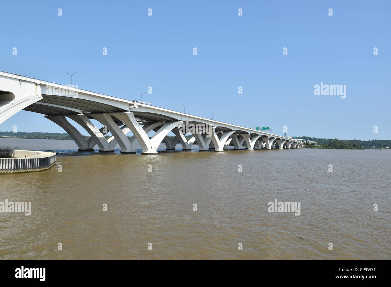 Capital Beltway Woodrow Wilson Memorial ponte che attraversa il fiume Potomac, appena a sud di Washington D.C. tra Maryland e Virginia, Stati Uniti d'America Foto Stock