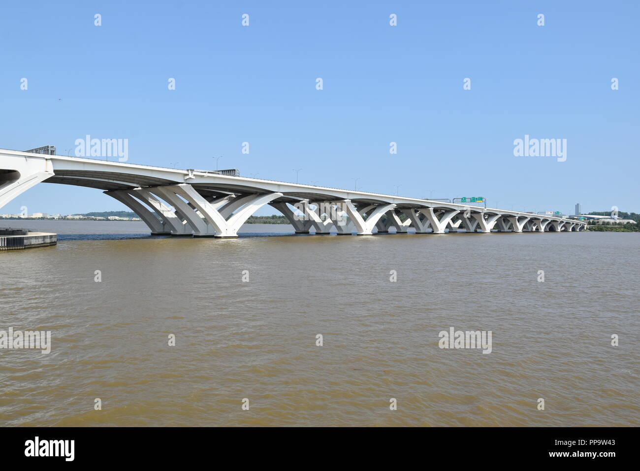 Capital Beltway Woodrow Wilson Memorial ponte che attraversa il fiume Potomac, appena a sud di Washington D.C. tra Maryland e Virginia, Stati Uniti d'America Foto Stock