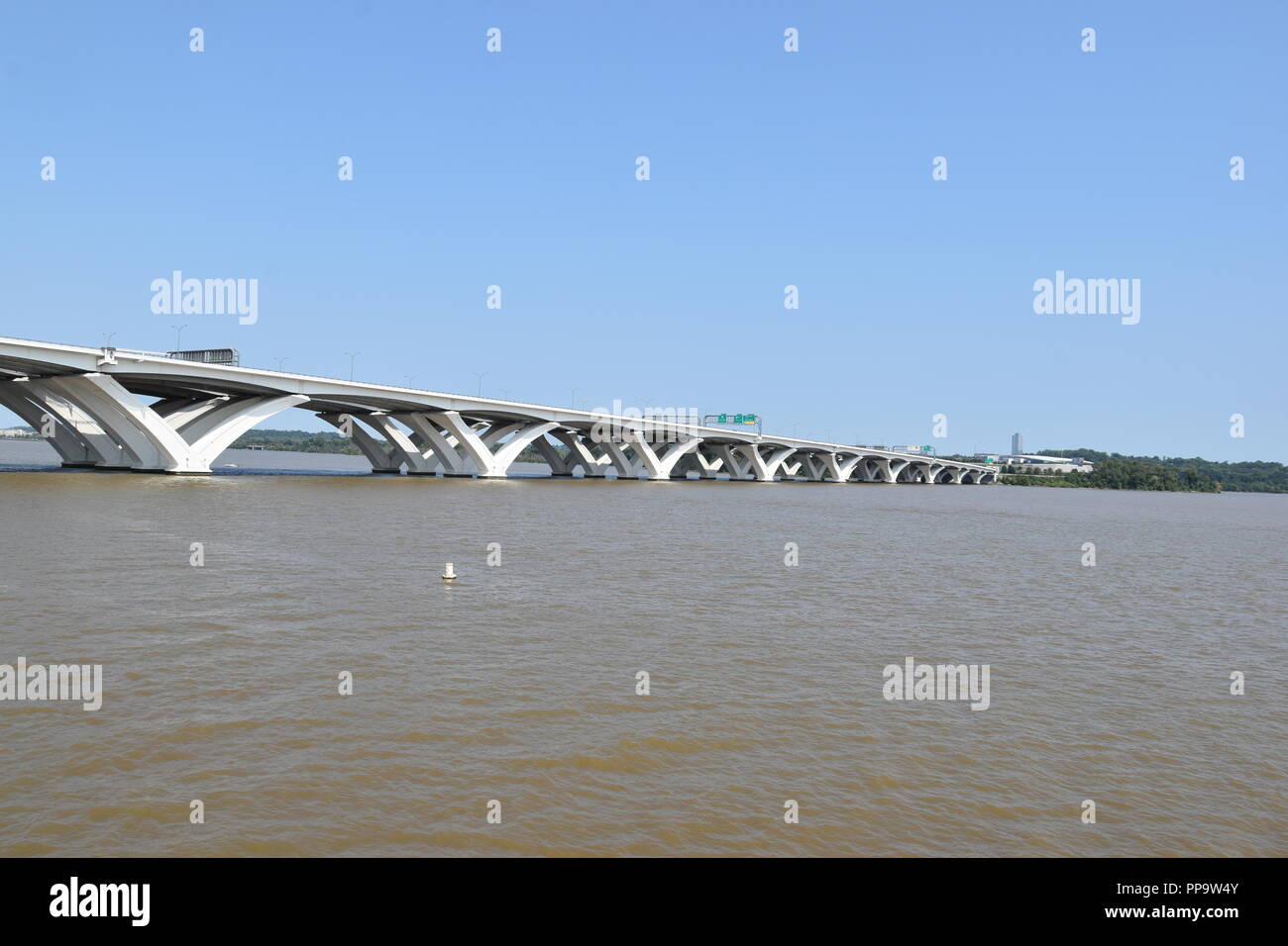 Capital Beltway Woodrow Wilson Memorial ponte che attraversa il fiume Potomac, appena a sud di Washington D.C. tra Maryland e Virginia, Stati Uniti d'America Foto Stock
