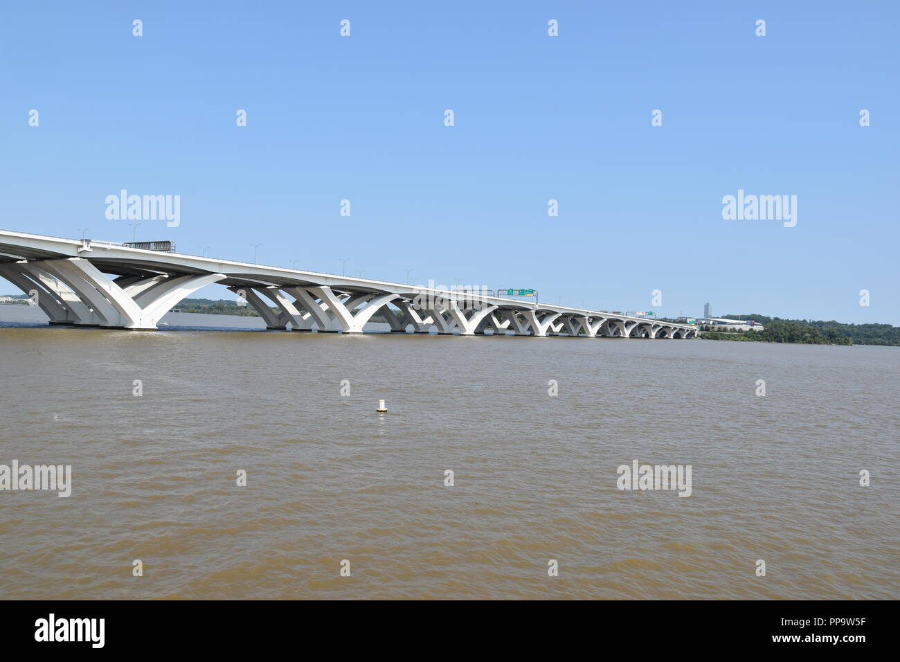 Capital Beltway Woodrow Wilson Memorial ponte che attraversa il fiume Potomac, appena a sud di Washington D.C. tra Maryland e Virginia, Stati Uniti d'America Foto Stock