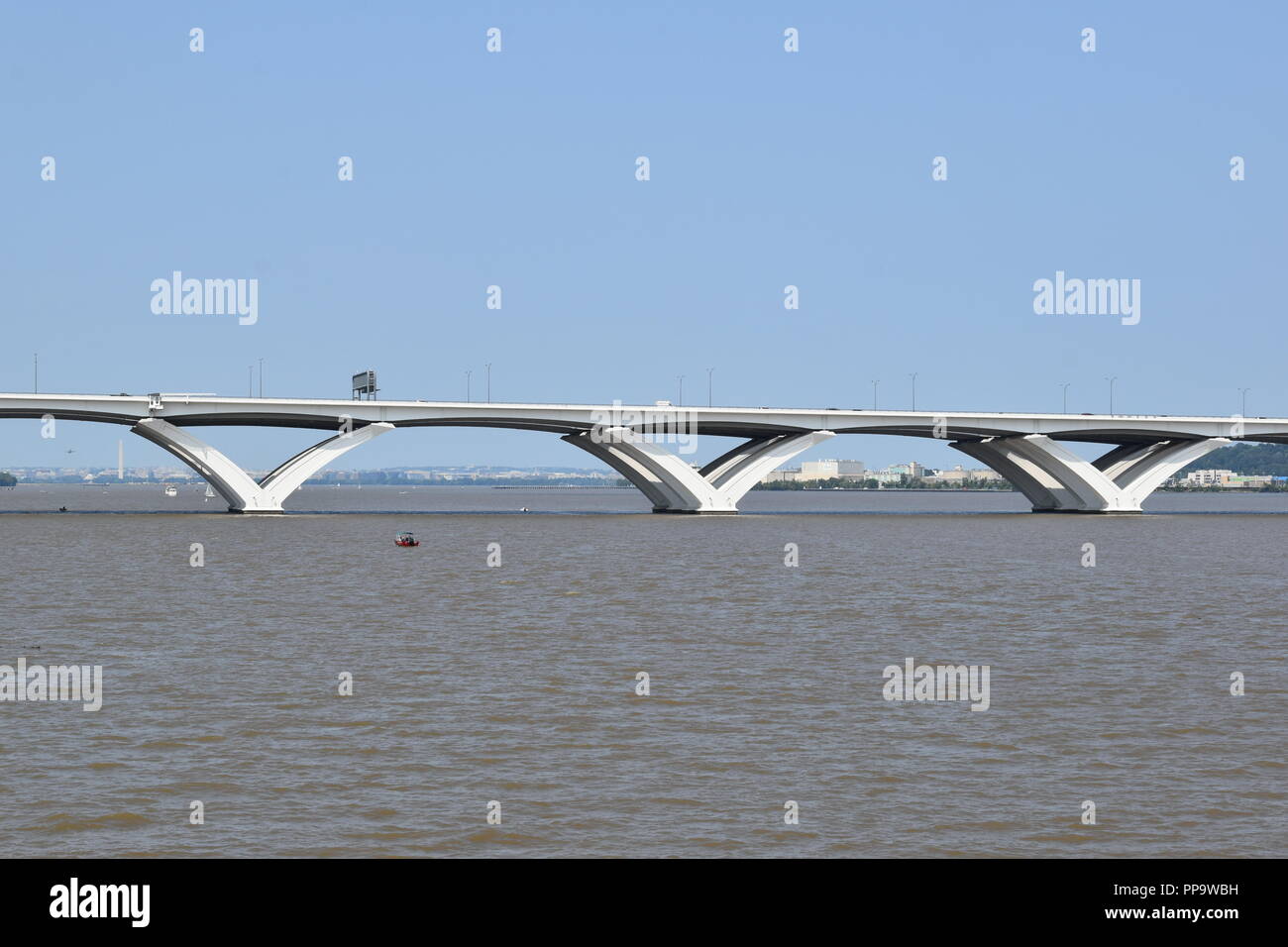Capital Beltway Woodrow Wilson Memorial ponte che attraversa il fiume Potomac, appena a sud di Washington D.C. tra Maryland e Virginia, Stati Uniti d'America Foto Stock