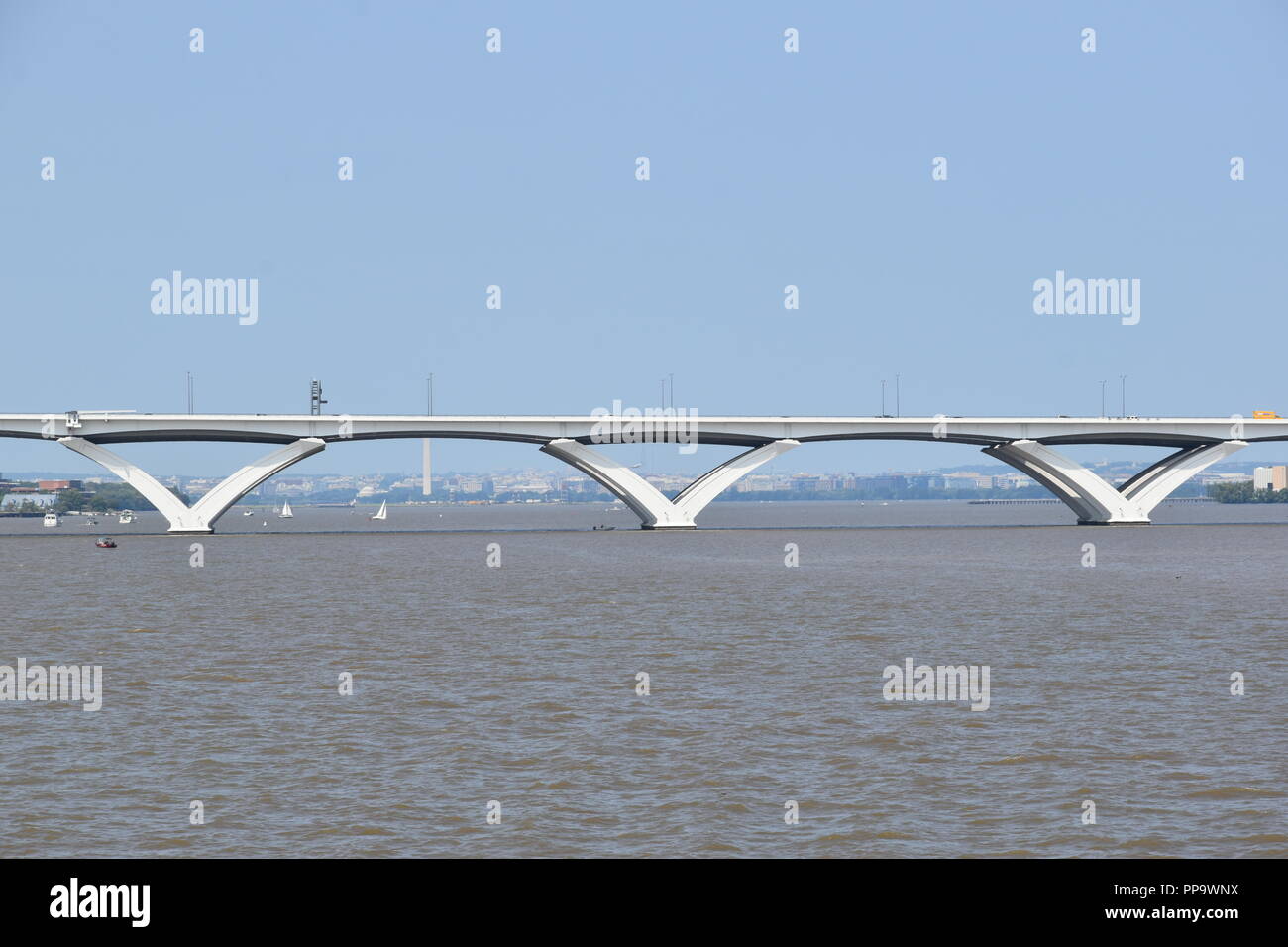 Capital Beltway Woodrow Wilson Memorial ponte che attraversa il fiume Potomac, appena a sud di Washington D.C. tra Maryland e Virginia, Stati Uniti d'America Foto Stock