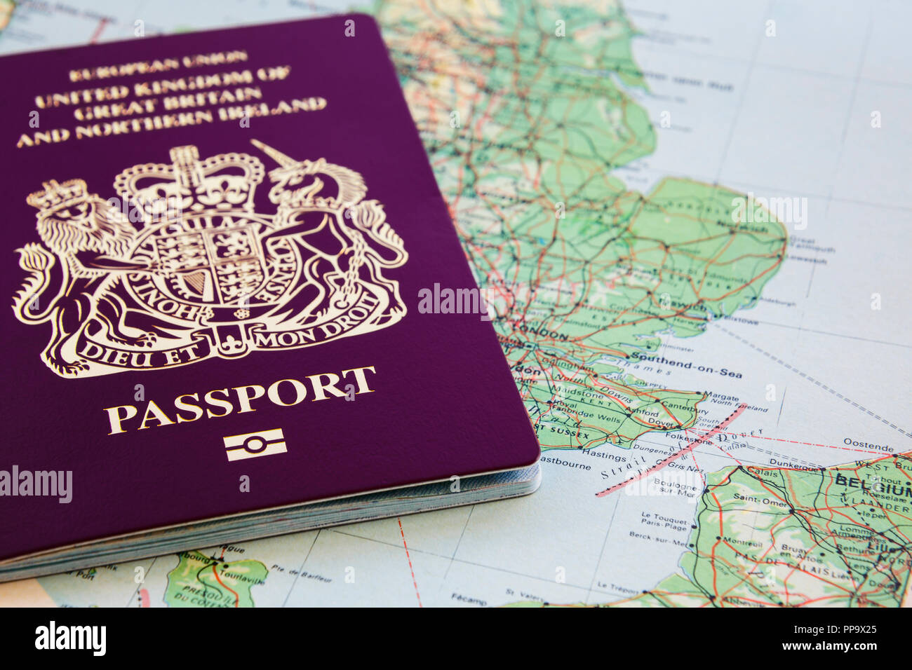 Unione Europea Regno Unito passaporto britannico su una mappa di Inghilterra  e Francia che mostra canale inglese itinerari da Dover a Calais. Concetto  Brexit. Regno Unito Foto stock - Alamy