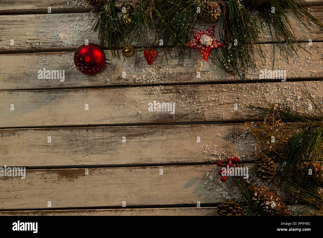 Spazio di copia con rami di pino Foto Stock