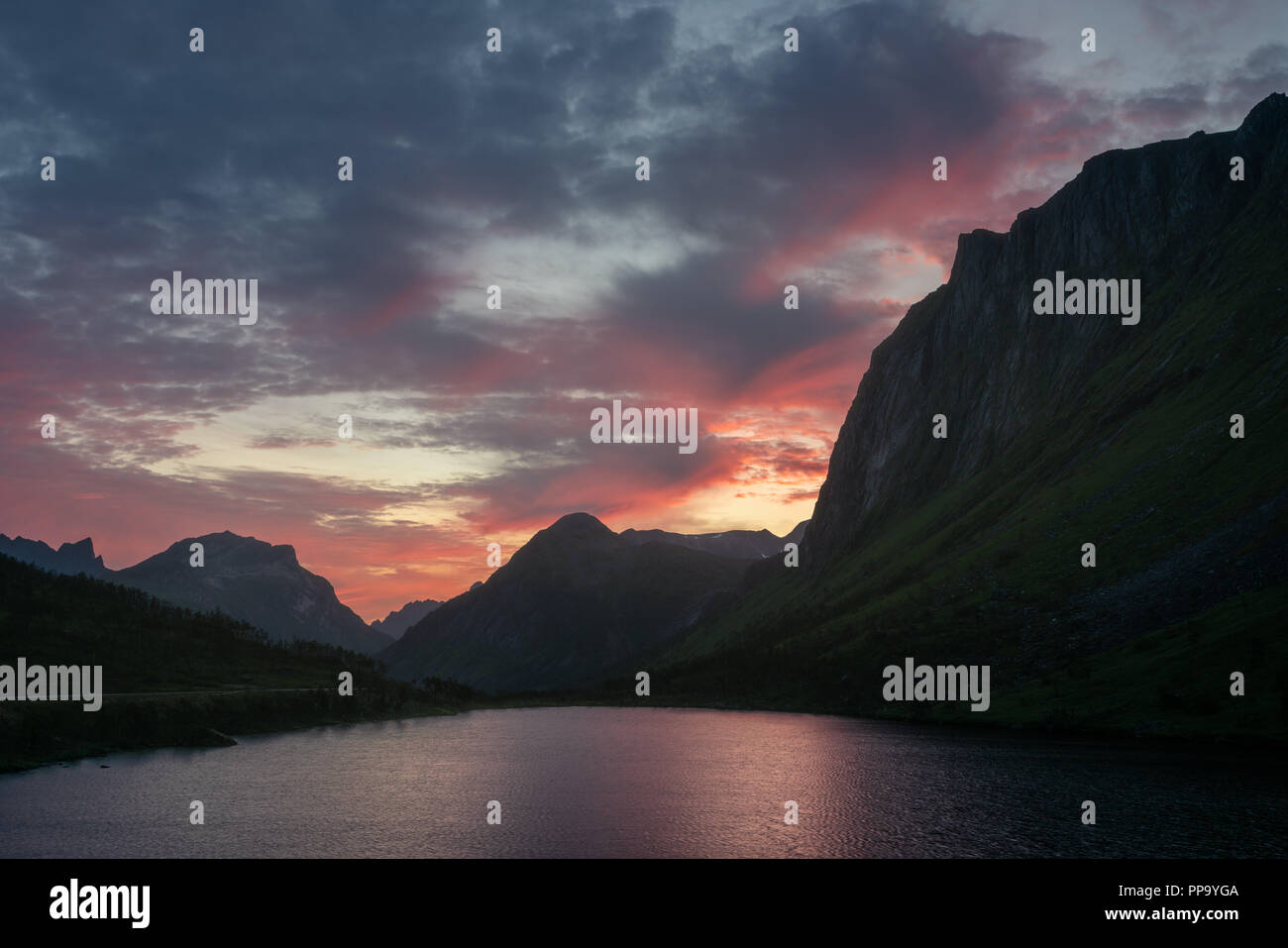 Lago di montagna e le montagne contro il bellissimo tramonto Foto Stock