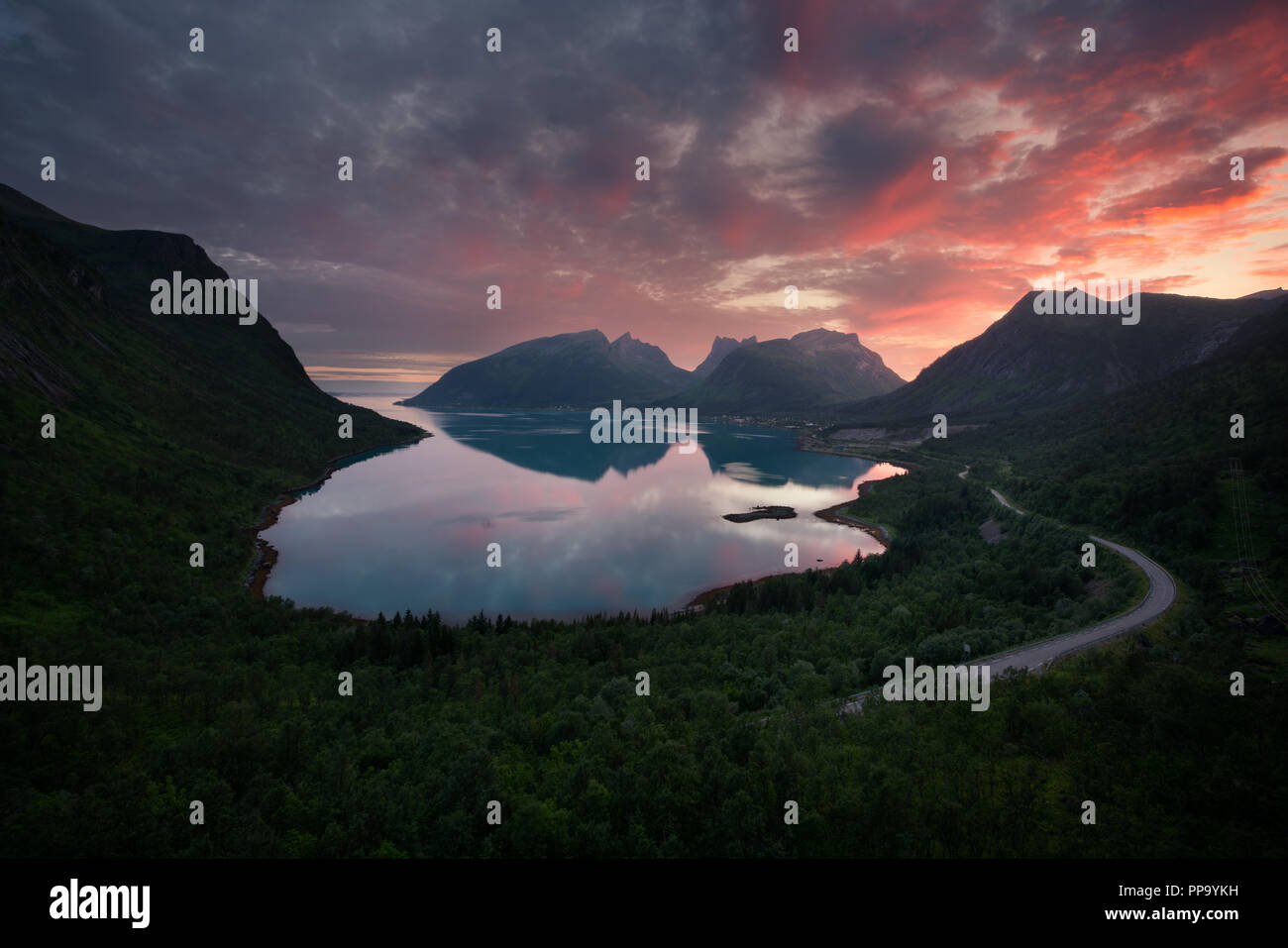 Paesaggio panoramico al tramonto visto da Bergsbotn piattaforma di osservazione in Senja, Norvegia Foto Stock