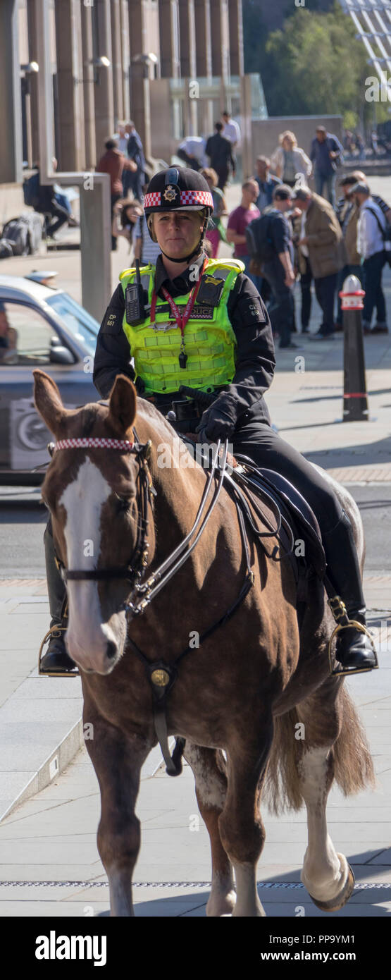 Città di Londra polizia montata, poliziotta a cavallo, vicino al Millennium Bridge, London, England, Regno Unito Foto Stock