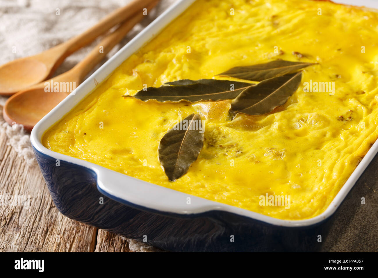 Bobotie (BA-boor-tè) è il piatto nazionale del Sud Africa. Si tratta di un tipo di torta a base di carne che incorpora la salsa speziata carne, frutta e deliziosi piatti a base di uova t Foto Stock