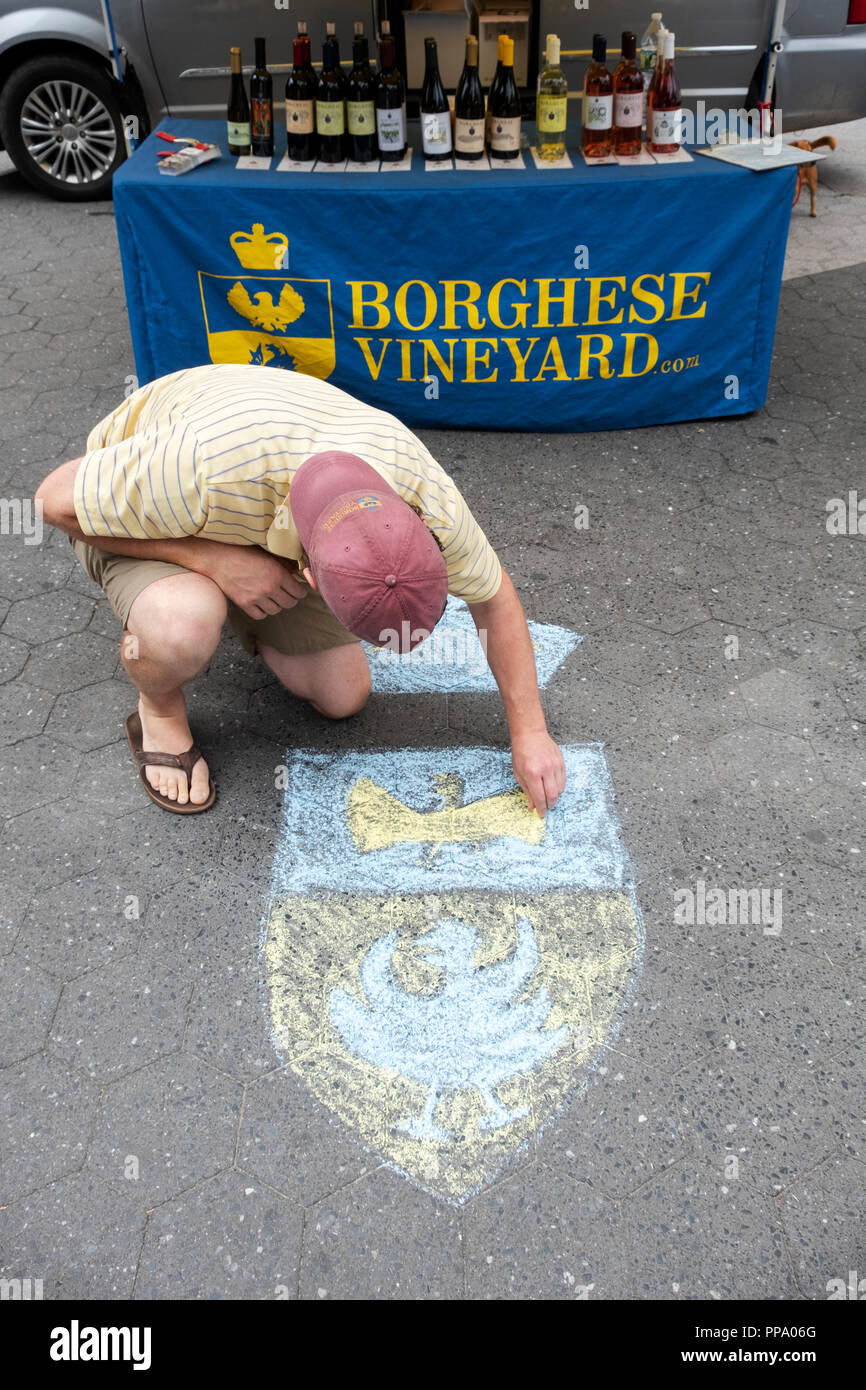 Un lavoratore per il Borghese vigneto in Cutchogue, Long Island, richiama la società del CREST & logo sul terreno presso la Union Square Mercato verde in NYC Foto Stock