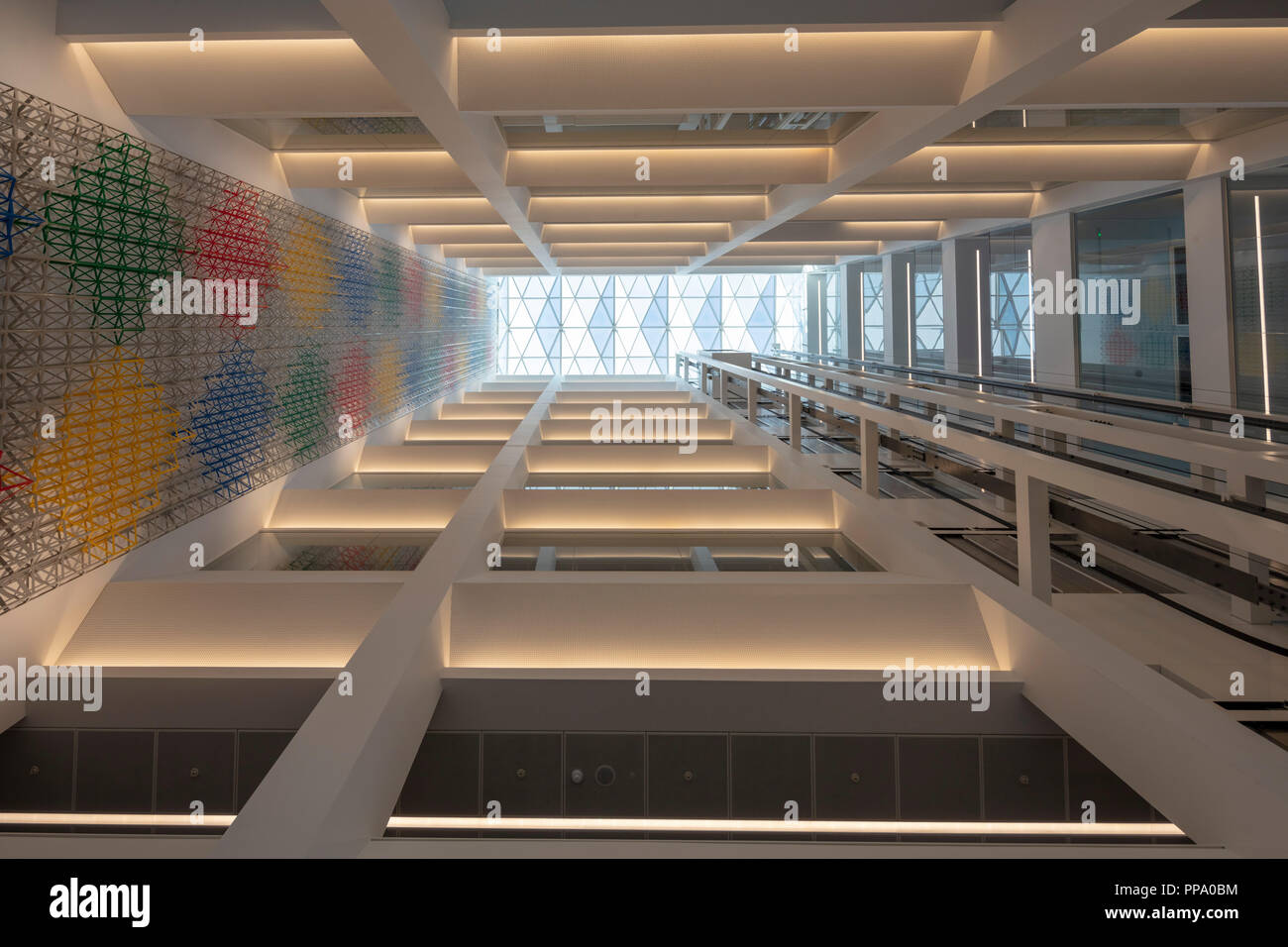 Rhapsody in quattro colori' per artista, Rasheed Araeen, presso la Fondazione Aga Khan SEDE NEL REGNO UNITO, progettato da Fumihiko Maki, Kings Cross, London, Engla Foto Stock