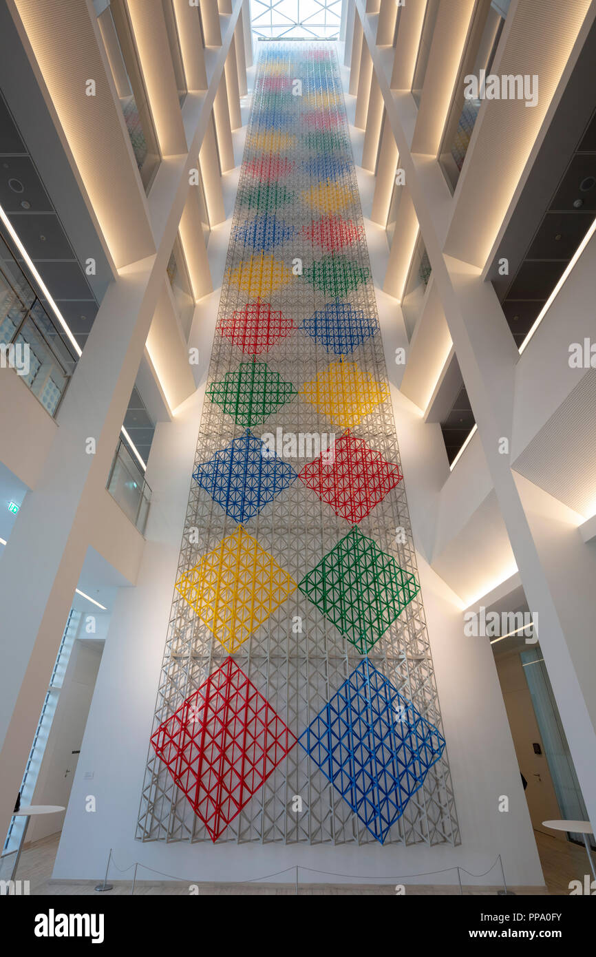 Rhapsody in quattro colori' per artista, Rasheed Araeen, presso la Fondazione Aga Khan SEDE NEL REGNO UNITO, progettato da Fumihiko Maki, Kings Cross, London, Engla Foto Stock