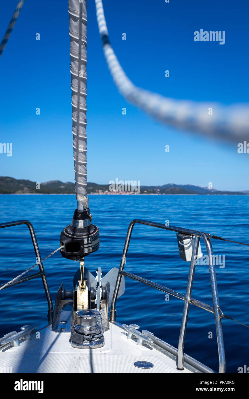 Yacht vacanze al mare Adriatico in Croazia. Gare di yacht. La spedizione di corda, diverso focus. Foto Stock