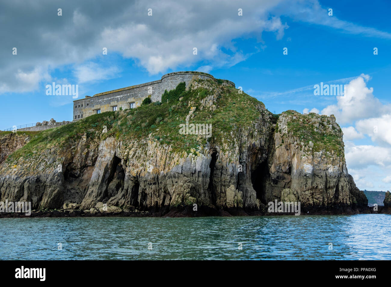 St Catherine's Fort, visto dalla barca dall'isola di Caldey, Pembrokeshire, Galles Foto Stock