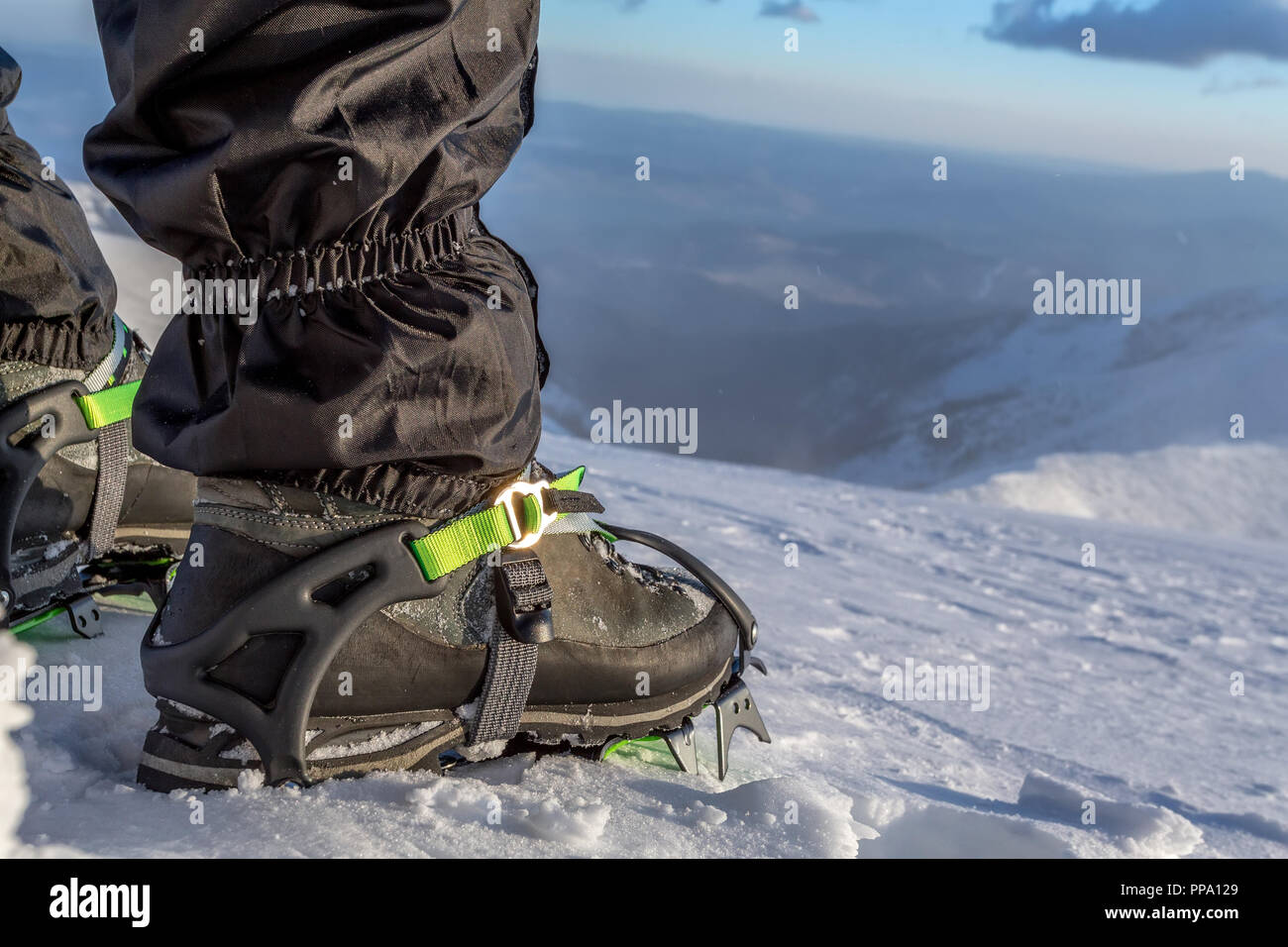 Ramponi neve - Attrezzature per applicazioni estreme di escursioni in montagna Foto Stock