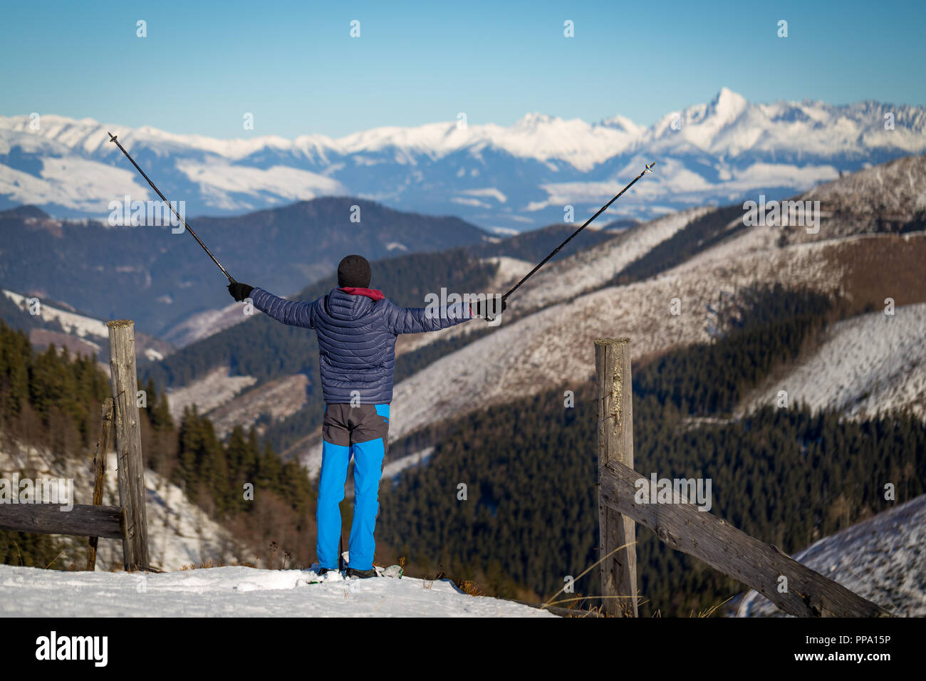 Passeggiate sulla neve con le racchette da neve con vista sulle cime innevate sullo sfondo. Foto Stock
