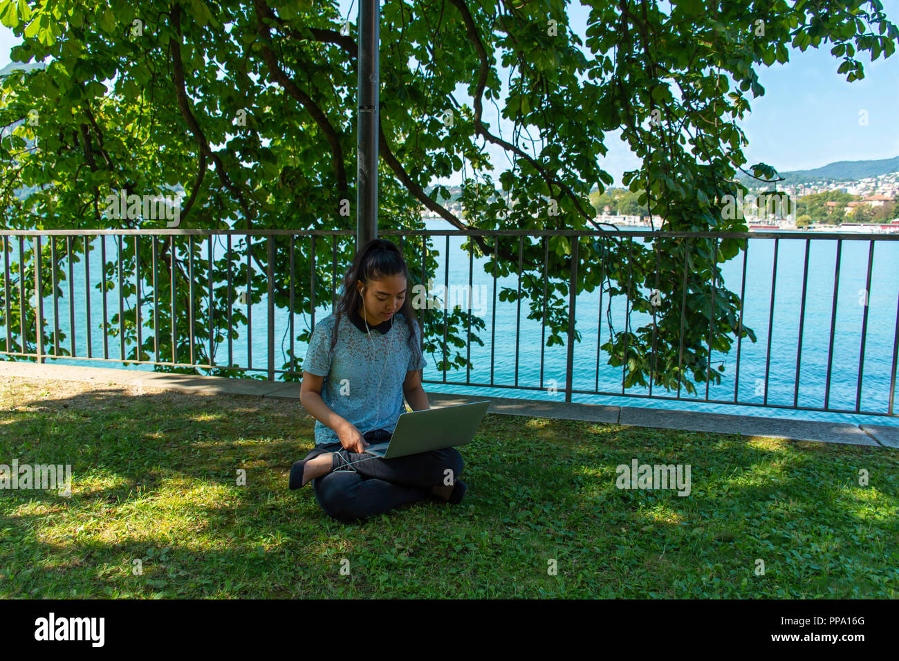 Ragazza al parco con i notebook - Mädchen im Park mit Notizbuch - ragazza al parco con notebook Foto Stock