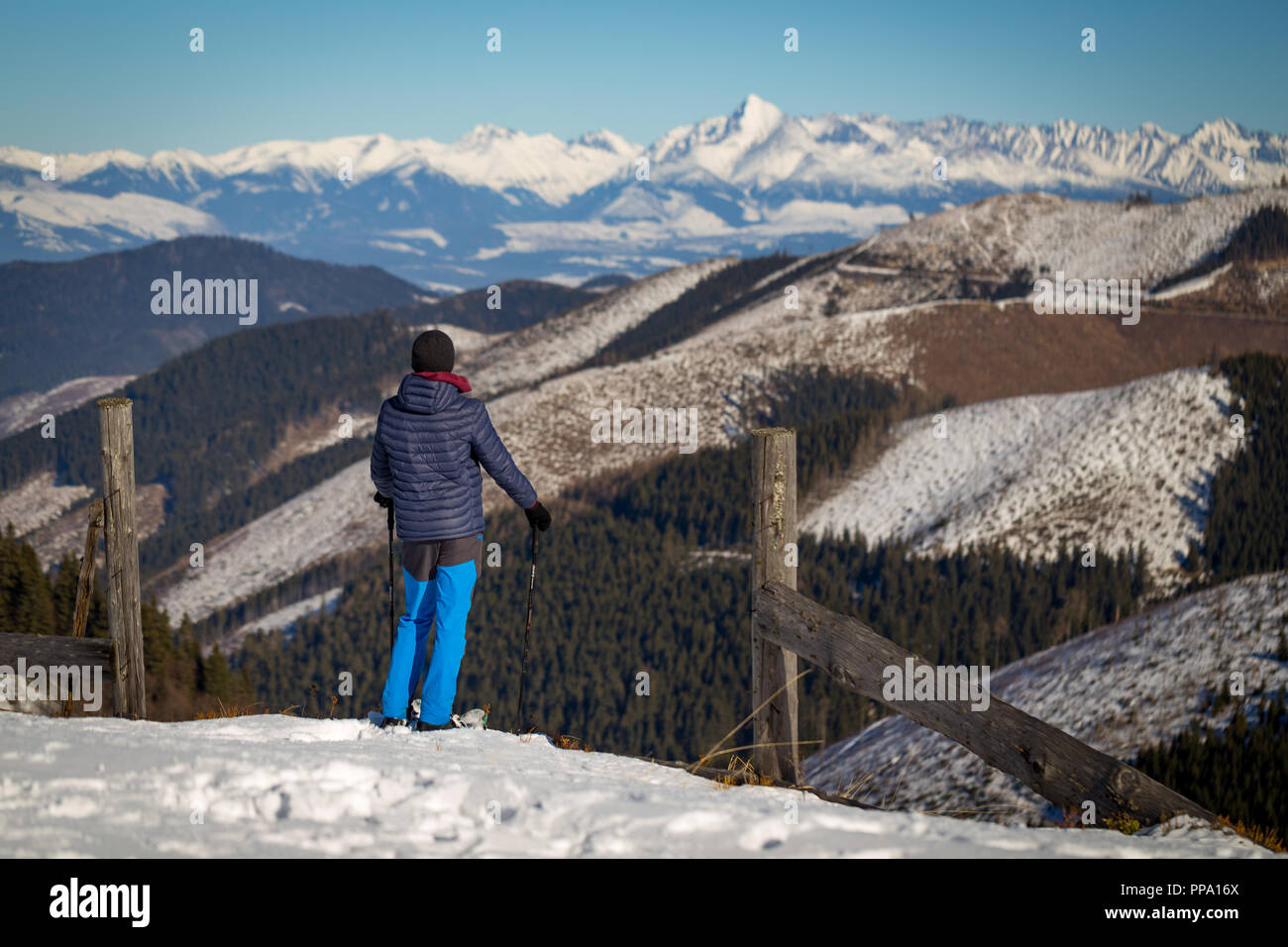 Passeggiate sulla neve con le racchette da neve con vista sulle cime innevate sullo sfondo. Foto Stock