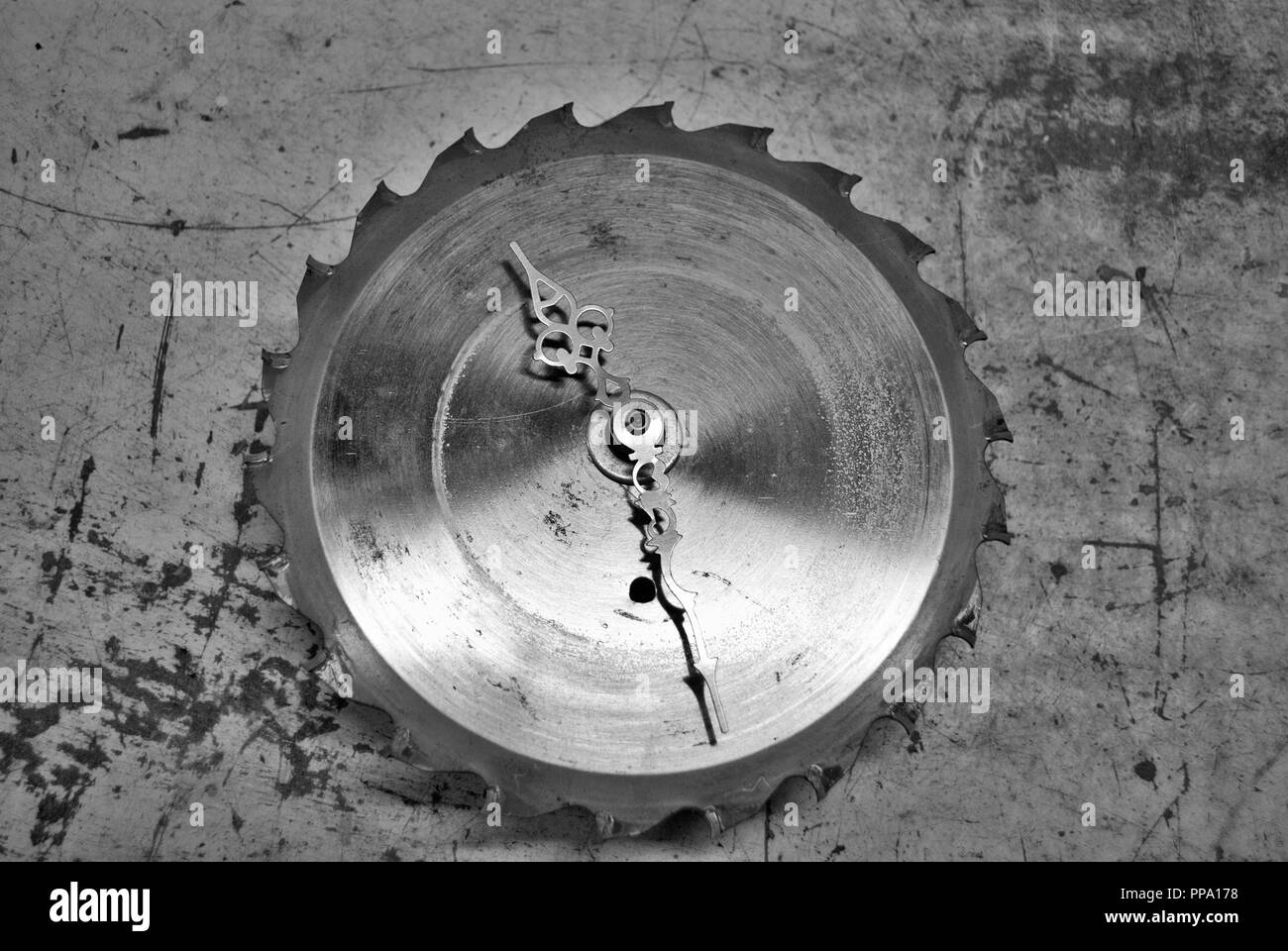 In bianco e nero la lama orologio su un banco di lavoro Foto Stock