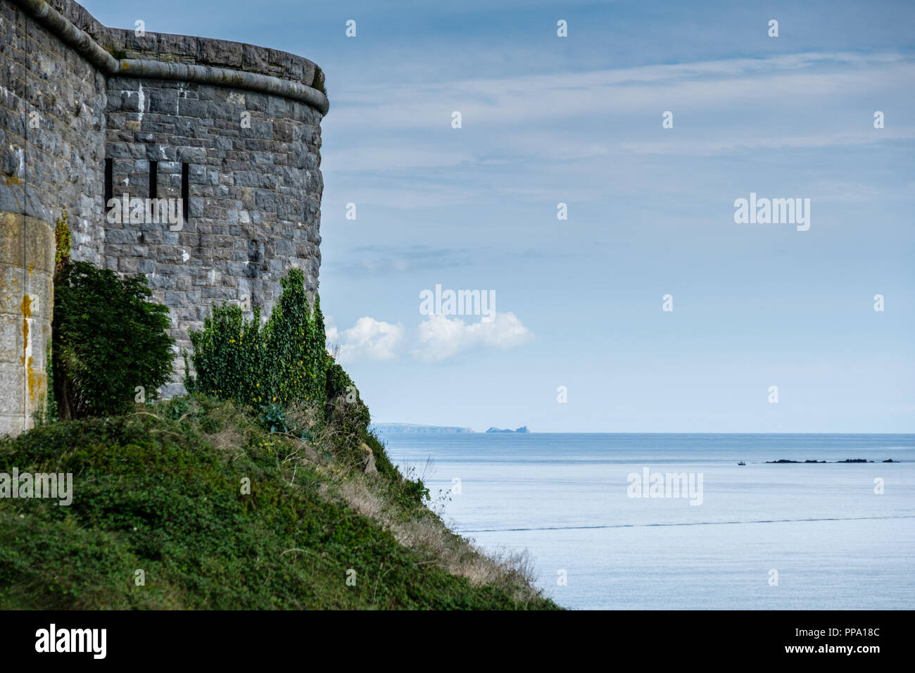La vista verso la Penisola di Gower da St Catherine's Fort, Tenby, Pembrokeshire, Galles Foto Stock