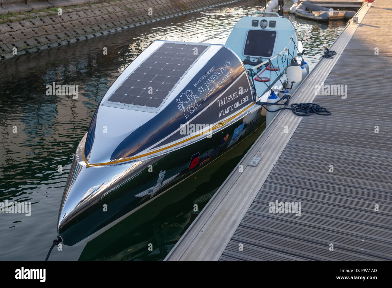 Grandads dell'Atlantico, barca a remi progettato per attraversare l oceano Atlantico per carità, ormeggiata in Port Solent Marina, Hampshire, Regno Unito. Foto Stock