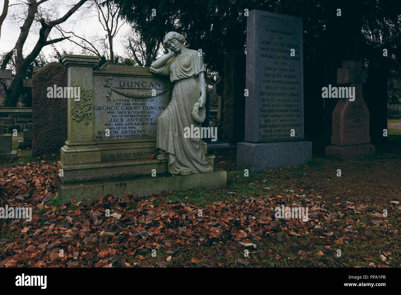 Statua di donna appoggiata sulla tomba nel cimitero di Dean, Edimburgo in Scozia Foto Stock