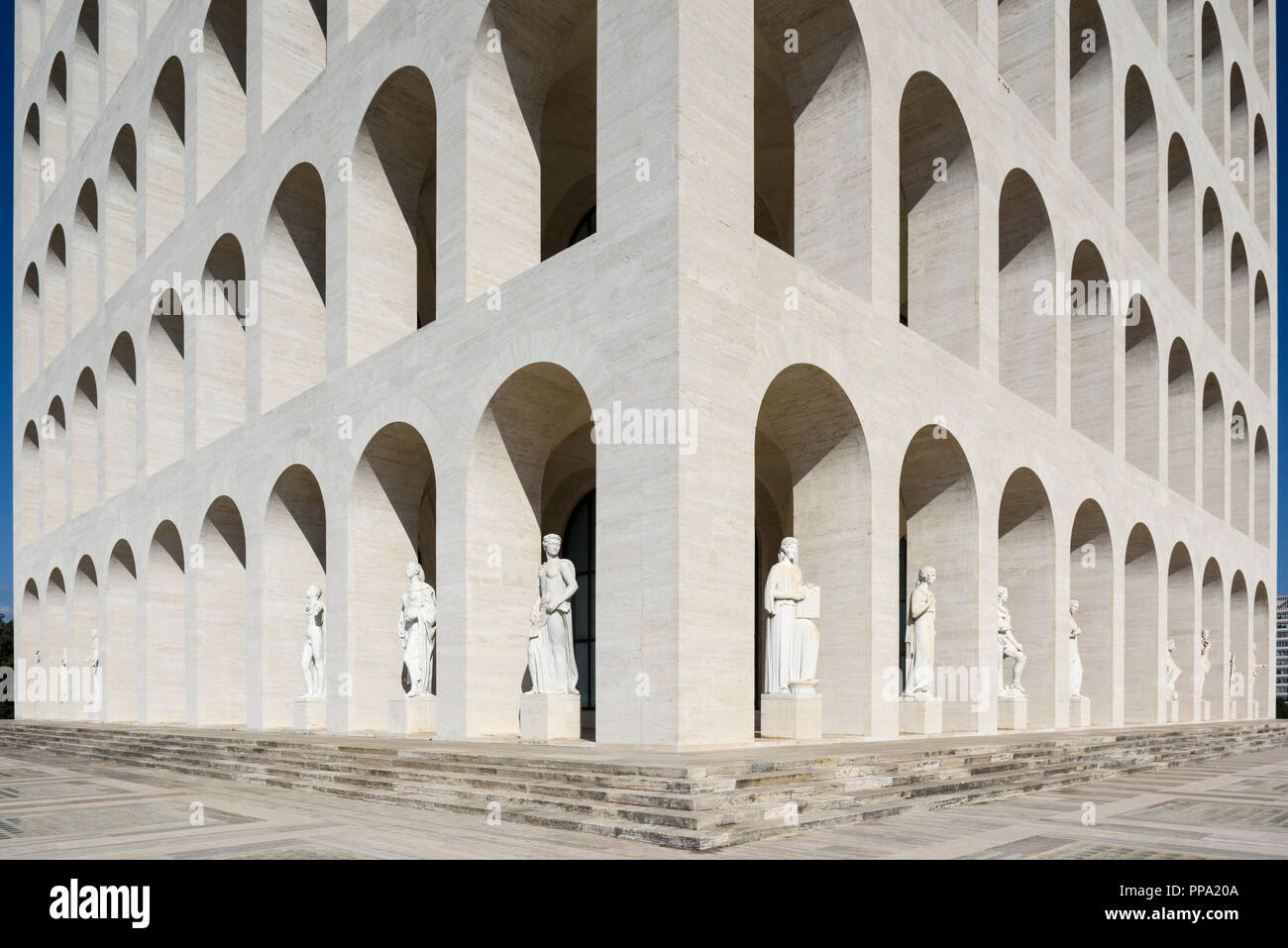 Roma. L'Italia. EUR. Palazzo della Civiltà Italiana aka Palazzo della Civiltà del Lavoro (anche Colosseo Quadrato/Colosseo Quadrato), dal 2015 è il Foto Stock