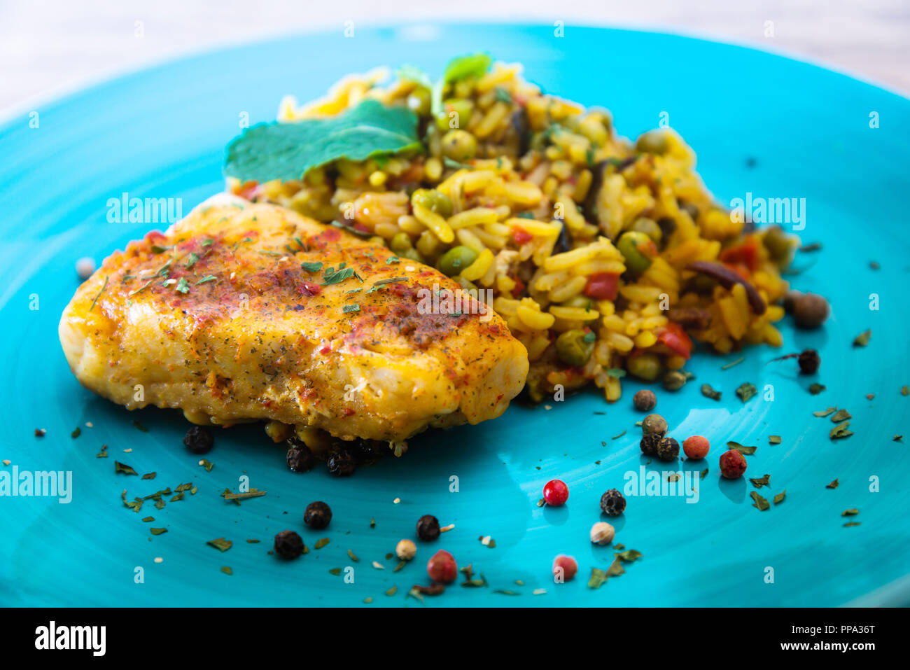 Andalusa di pesce, riso allo zafferano con verdure Foto Stock